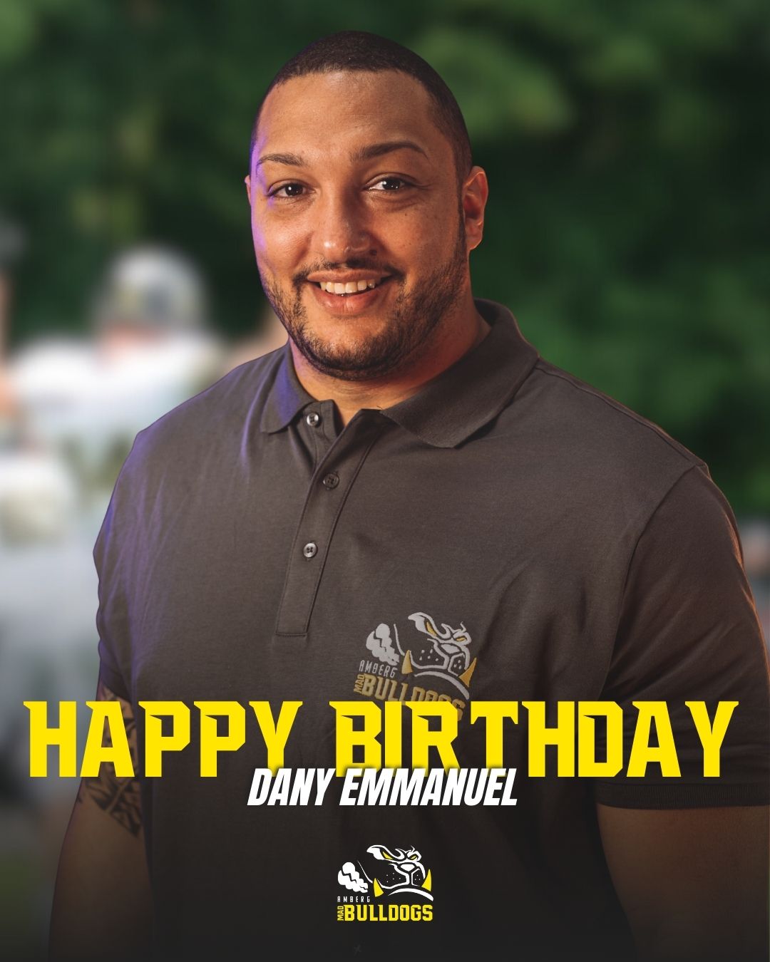 Happy Birthday, Coach Dany! 🏈🎂
Unser Headcoach Dany Emmanuel (@dany_andy_ ) hat Geburtstag! 🎉
Danke für deinen unermüdlichen Drive, deine Erfahrung und die Leidenschaft, die du jedem von uns vorlebst. 💪
Genieß deinen Tag, lass dich ordentlich feiern und auf viele weitere gemeinsame Siege mit der Dawgs-Family! 🏴🟡
Haut eure Glückwünsche für den Coach in die Kommentare! 👇
#HappyBirthday #CoachDany #MadBulldogs #Amberg #FootballFamily #SidelineLeader #Respect #AmericanFootball #GamedayReady #Defense
