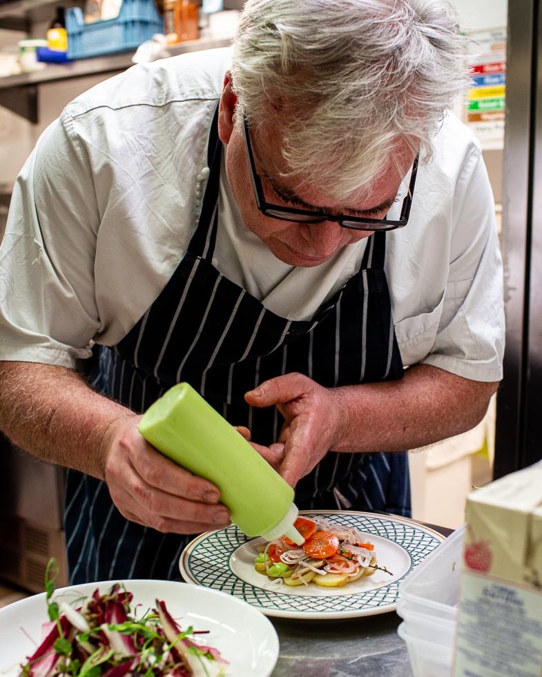 A squeeze here, a garnish there. ✨
Chef Robert, just doing a little magic on your Les 2 Garçons favourites. 👨🍳
.
#frenchfood #frenchbistro #crouchend #foodie #londonfoodie