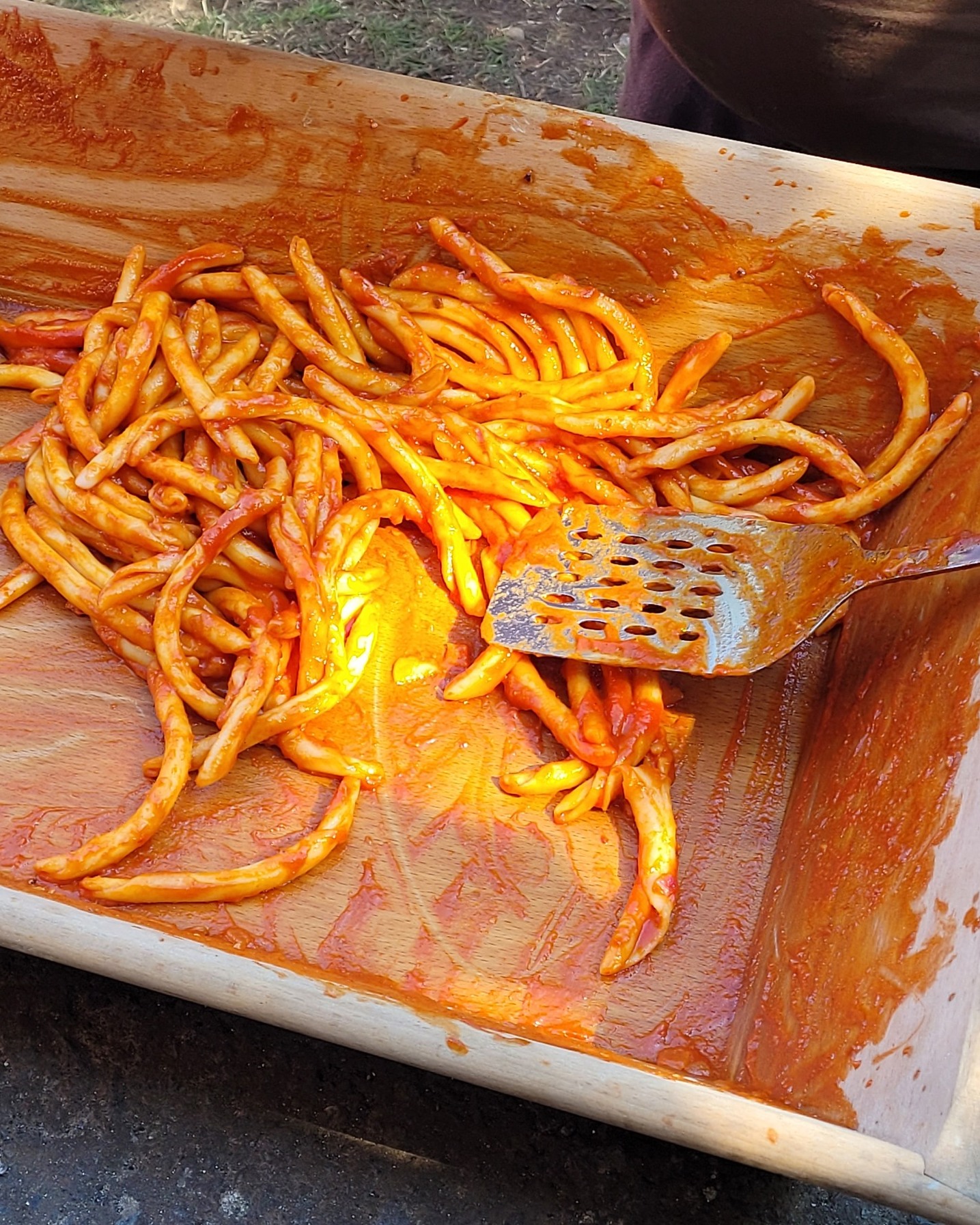 The end of a harvest day.
Maccheroni. Slow cooked sugo. Shared tables.
Family, workers, stories overlapping. It's not ceremony, it's just tradition.