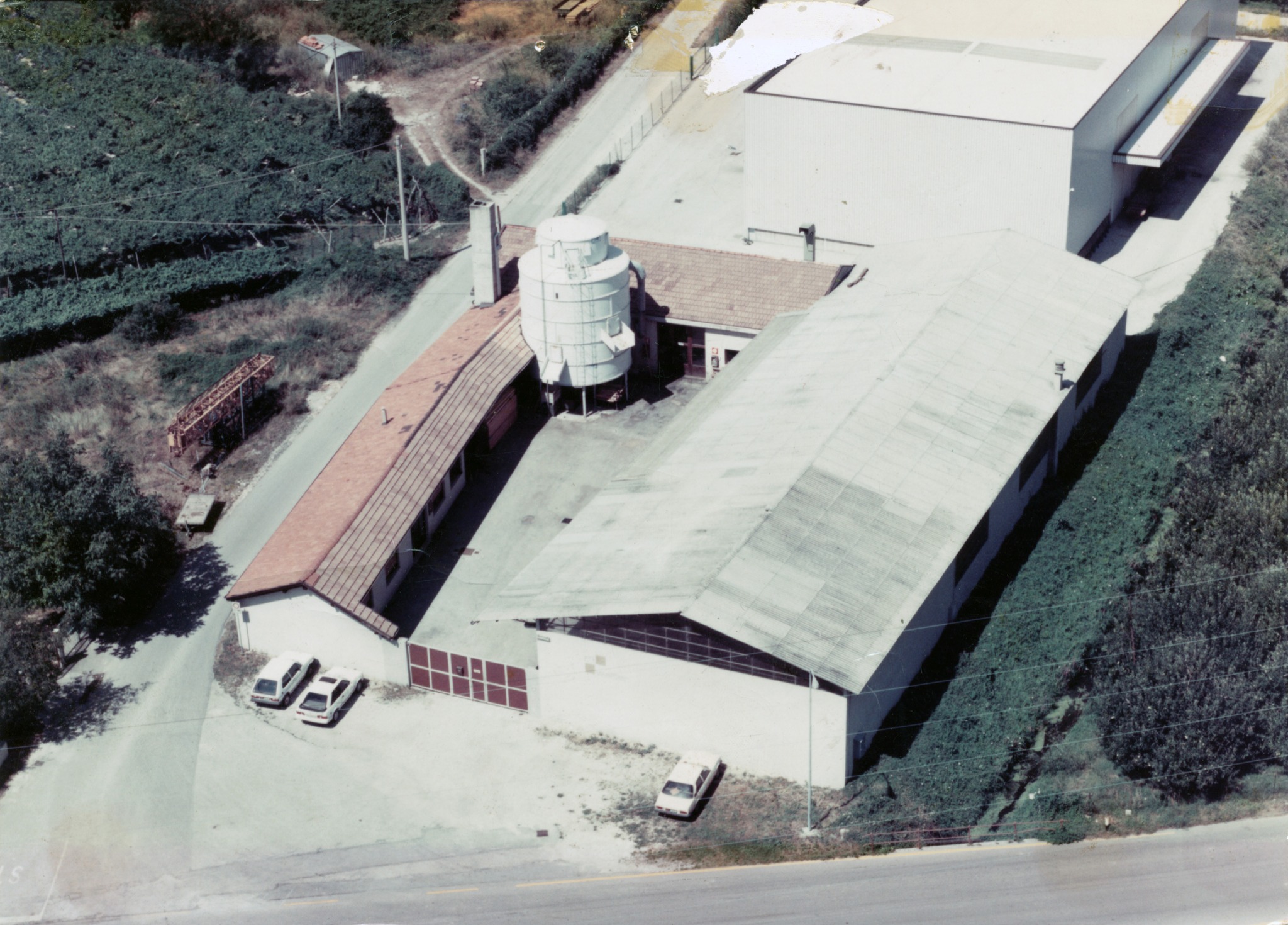 Ein Blick zurück ins Jahr 𝟭𝟵𝟴𝟯 🚁
Unser Opa kaufte diese Halle bereits 1979 - der Startpunkt der Produktion und bis heute unser Arbeitsplatz.
𝙎𝙞𝙙𝙚𝙛𝙖𝙘𝙩: Das Foto wurde aus einem Helikopter gemacht, Drohnen gab es damals noch keine. 😉
.
.
.
#waltermeinrad