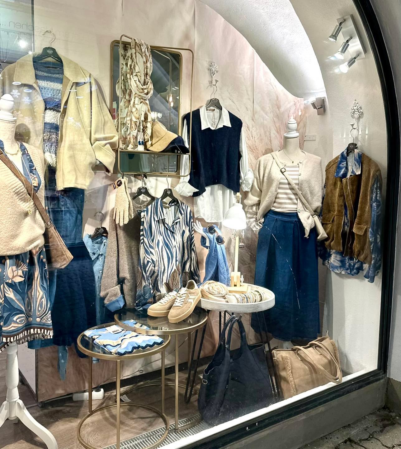 Neues Jahr, neues Lieblingsoutfit. ✨
Unsere Öffnungszeiten:
Montag-Freitag 9 - 18 Uhr
Samstag 9 - 17 Uhr
@cubes_baden
—
Hier findet ihr uns:
CUBE‘S M2 Rathausgasse 8, 2500 Baden
CUBE‘S M³ Rathausgasse 12, 2500 Baden