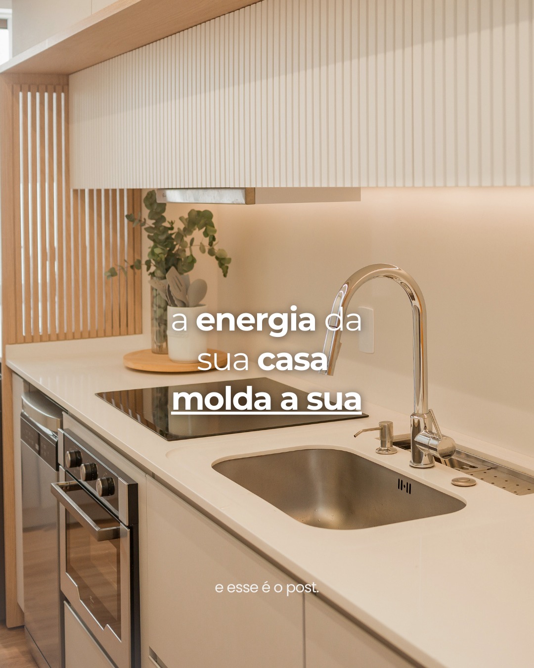 No começo de 2026, muita gente fez promessas: mais equilíbrio, mais foco, mais calma...
Mas pouca gente lembra que a casa faz parte disso. A energia da sua casa molda a sua — e isso é bem técnico.
Um espaço desorganizado exige mais atenção.
Um layout que não funciona cansa.
Uma iluminação mal resolvida interfere no ritmo do dia.
Organizar a casa, repensar o espaço, ajustar o que não funciona… tudo isso também é cumprir promessas. Quem sabe, em 2026, a promessa seja viver melhor — começando pelo lugar onde você vive.