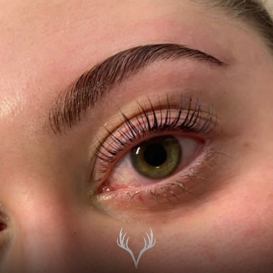 ✨ Lash & Brow Lifting – natürlich schön, perfekt geformt ✨
Manchmal braucht es keine Extensions, kein PMU –
sondern einfach das Beste aus dem herauszuholen, was bereits da ist.
💫 Lash Lifting
– hebt die Naturwimpern direkt am Ansatz
– öffnet den Blick sichtbar
– lässt die Wimpern länger & dichter wirken
– perfekt für alle, die es natürlich mögen
🤍 Brow Lifting
– bringt Form, Struktur und Symmetrie in die Brauen
– fixiert widerspenstige Härchen
– lässt die Brauen voller und definierter wirken
– individuell angepasst an dein Gesicht
✨ Warum wir Lash & Brow Lift lieben:
✔️ kein tägliches Styling
✔️ kein Nachzeichnen
✔️ kein Kleber, keine Extensions
✔️ gepflegt & frisch – rund um die Uhr
💡 Das Ergebnis wirkt besonders schön, wenn Wimpern & Brauen gemeinsam behandelt werden – harmonisch, modern und absolut alltagstauglich.
📞 Termine bitte telefonisch oder über unser Online-Buchungstool
📍 Beauty Bar Baden