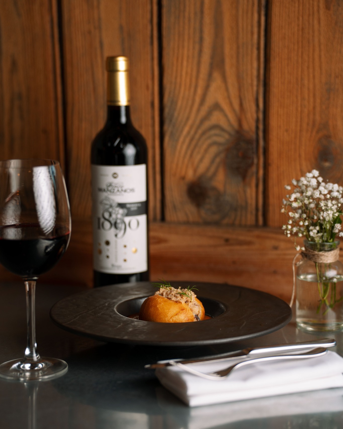 A rich way to start. Crab doughnut with shellfish bisque — indulgent, comforting, and a favourite on the menu.
#thedogatwingham #wintermenu #indulgent #crabstarter