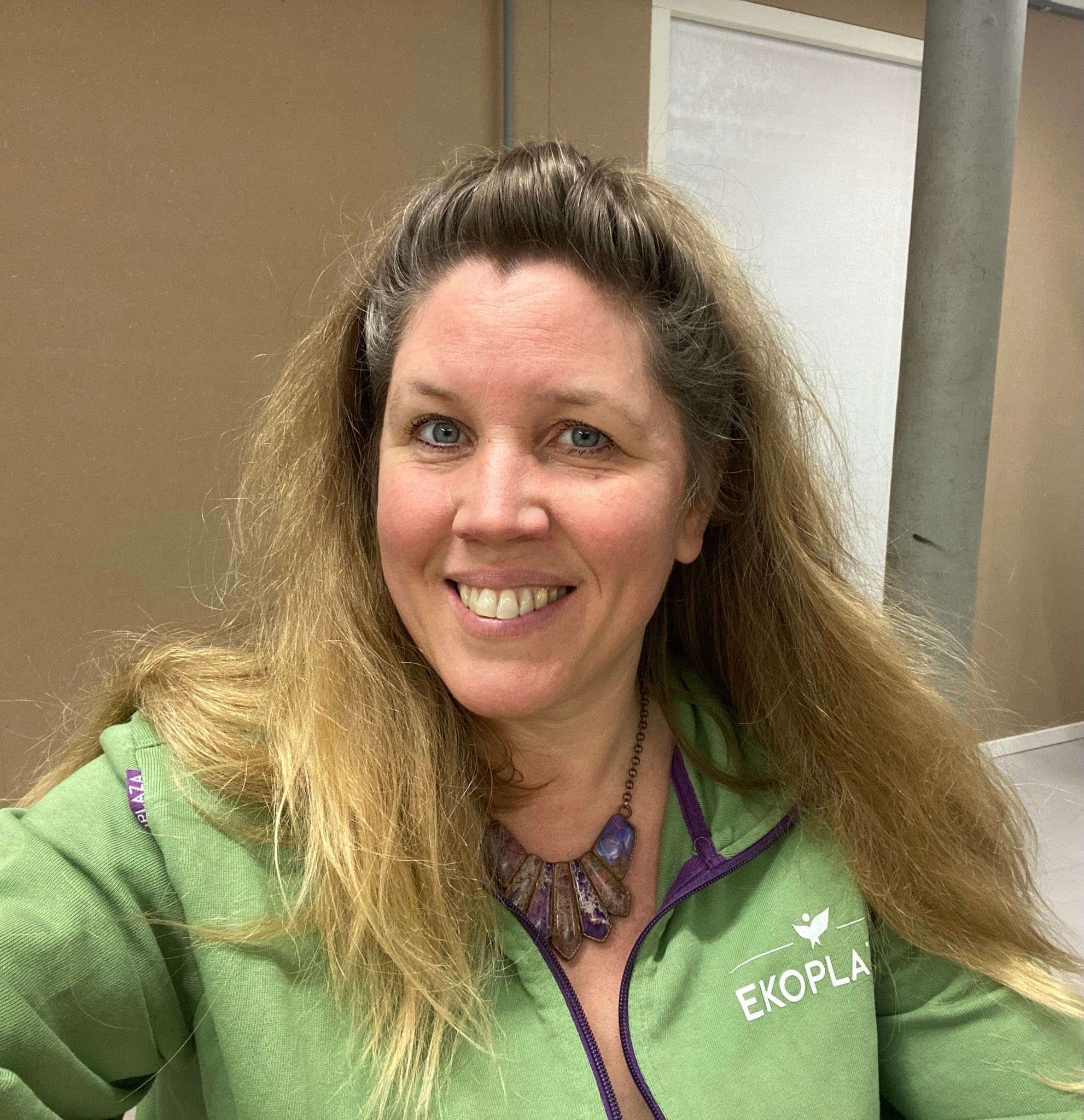 Sinds half december kun je mij ook tegen komen bij de Ekoplaza in Apeldoorn 😍✨ Ik heb daar een paar dagen in de week. Na alle verhuizingen, lange zoektocht naar een woning, het samenwonen in een totaal nieuwe stad en mijn dochter die naar de brugklas gaat en 10 jaar lang zzp-en met stem en intuitieve muziek was ik er aan toe om weer eens in een team te werken en gewoon praatjes te maken en lekker afwisselend fysiek bezig te zijn, zonder daar zelf alles voor te hoeven regelen. Heel fijn dat een funtie bij Ekoplaza op mijn pad kwam! Ik geniet van de contacten daar en heerlijk als afwisseling met mijn meer energetische muzikale werk en stemwerk. Nu heb ik het gevoel dat mijn creativiteit ook minder onder druk staat en dat levert nieuwe inspiratie op! Binnenkort weer de studio in met Andre Schoorlemmer voor nieuwe nummers!
Vanavond geef ik een concert en workshop aan ongeveer 50 mensen in Reeuwijk en zondag staat een workshop: De Magic of your Voice op het programma in Brussel.
Op vrijdagavond 30 jan kun je komen liggen bij een Lichtconcert bij Op Hodenpijl in Schipluiden in een prachtige kapel (zie foto)! I love de afwisseling en ik voel me steeds meer landen in Apeldoorn! Liefs ❤️❤️❤️