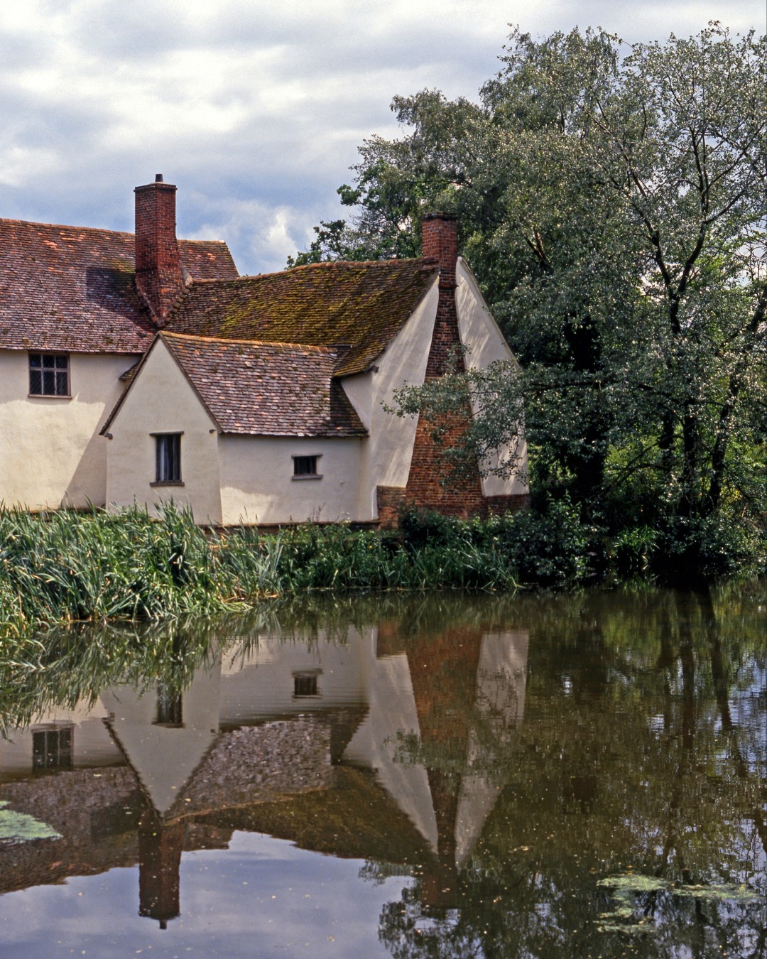 ADVANCE PURCHASE RATE // Book early, bring the family, and save 20% on our winter Bed and Breakfast rate. You’re in luck when you book 14 or more days in advance.
To find out more and check bedroom availability, tap the link in our bio
#winterbreak #winterstaycation #advancepurchaserate #stayinsuffolk #theredlioneastbergholt #willylottscottage #constablecountry