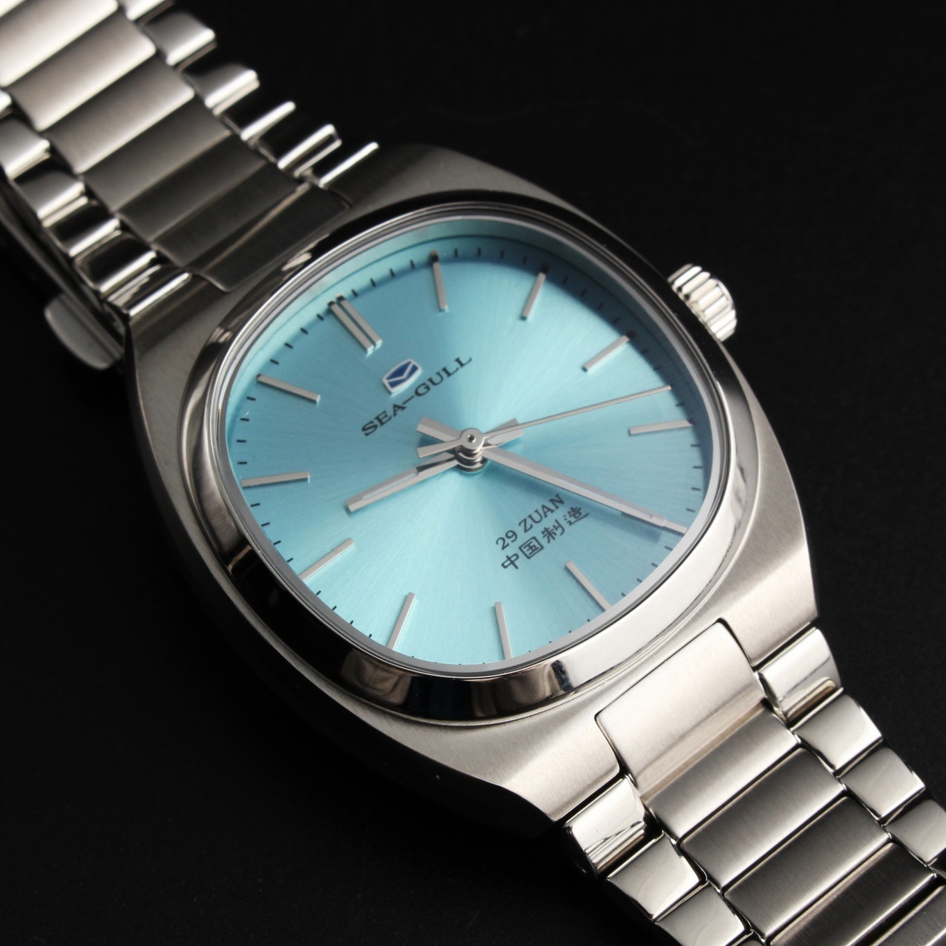 A little retro, a lot of character. This month’s mood.
https://www.seagullwatchcompany.com/product-page/seagull-retro-no-signal-small-tv-32mm-women-s-automatic-watch-1051al
#seagullwatches #RetroWatch #AutomaticWatch #wriststyle #chinawatches #watchcollector #watchesformen #timepieces #watchoftheday #watchesforwomen #watchesoftheday #dailywatch #watchesforsale #Watches #watchaddict #seagullwatch