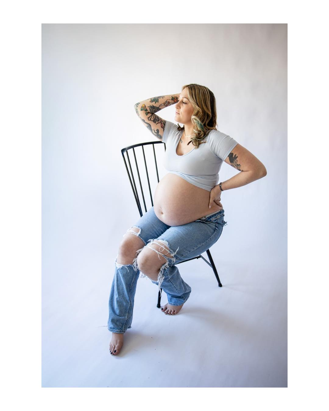 A moment for this beautiful momma ✨
As much as I adore outdoor sessions, it’s so hard not to love the creativity and fun of taking a session to the studio.
I’ve had the joy of photographing Darian, primarily for her business— dare.estheticsllc, but yesterday was solely for letting her shine. Just a momma ready to meet her new little love, rocking her blue jeans, and barefoot the whole time. 🫶🏼🤌🏼