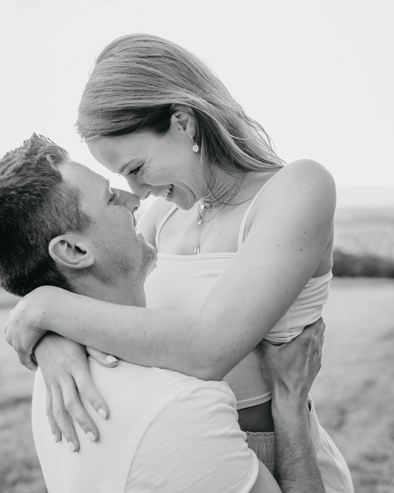 ✨ Ihr müsst nicht wissen, wie man „richtig“ steht. ✨
Viele Paare denken, sie müssten vor der Kamera irgendwas können.
Locker stehen. Schön schauen. Richtig lachen.
Müsst ihr nicht. 🫶
Ich sage euch, was gut aussieht.
Ich unterstütze, wenn ihr unsicher seid.
Und ich halte euch aus dem Kopf raus, damit ihr im Moment bleibt. ✨
Ein Kennenlernshooting ist dafür perfekt:
ohne Druck, ohne Zeitstress – einfach ankommen, ausprobieren, Vertrauen aufbauen.
Keine Show.
Kein Verstellen.
Nur ihr – so, wie ihr seid.
Wenn ihr euch Fotos wünscht, die sich nach euch anfühlen:
Schreibt mir. 📩
👉 Jetzt Termin anfragen für 2026/2027