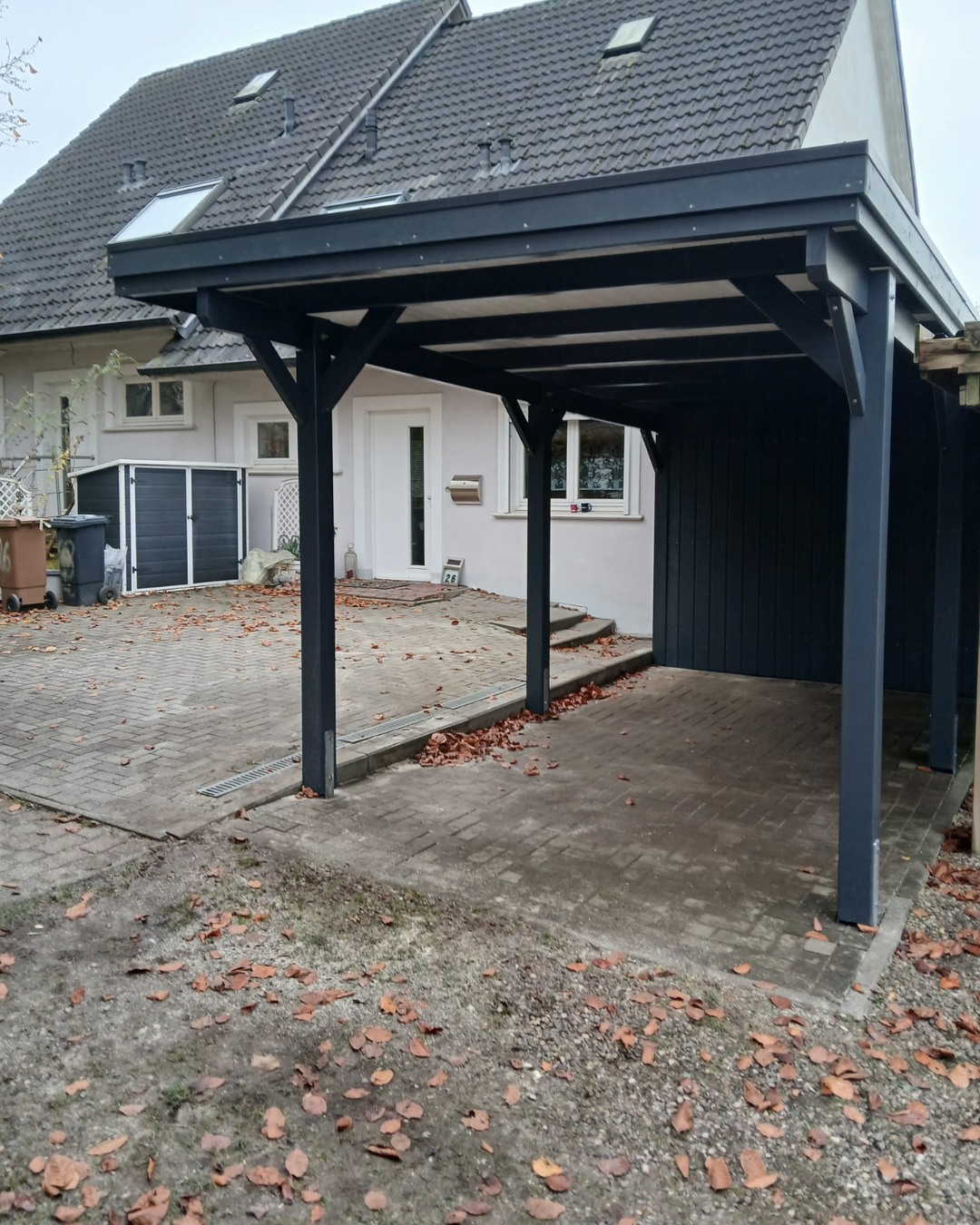 Einzelcarport CLASSIC in Anthrazit mit EPDM-Bedachung und Abstellraum.
Der Abstellraum ist mit Wänden aus Duoprofil verkleidet, die ebenfalls in Anthrazit gehalten sind. Über zwei Holzrahemtüren kann der Abstellraum betreten werden. Ein Lichtband läßt Tageslicht in den Raum.
Welcher Carport darf's für dich sein? Melde dich gerne für ein Beratungsgespräch: 📞04106-6414170
#holzcarport #carportklarelinie #carport #freeseholzcarport #carportexperten