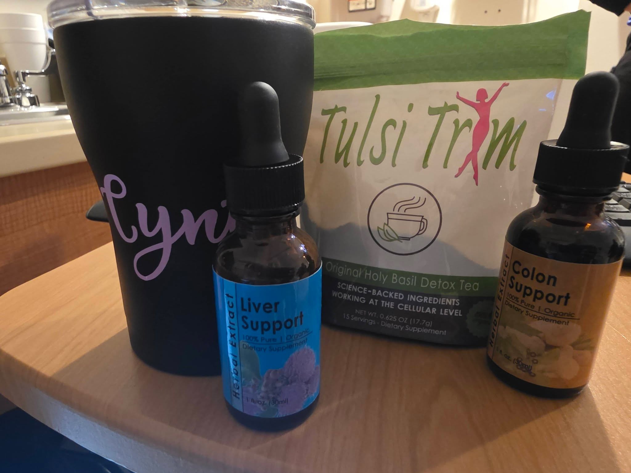 I have one more Bye Bye Belly favorite product!
I got my Flat Belly Detox Kit! What yawl waiting on?? The Tulsi Trim Tea is so smooth....
Hit me up for more information!!