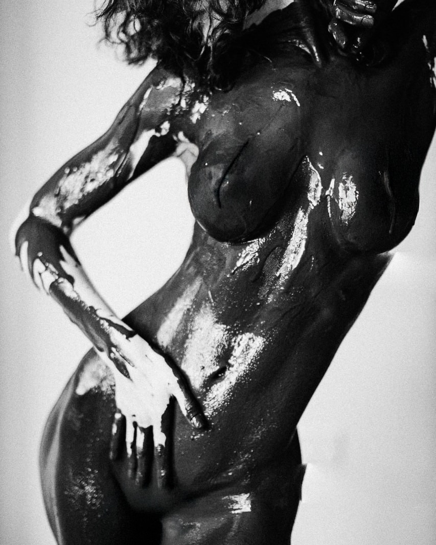 Sesion Bodypaint
Hay momentos donde el arte nace desde la piel, la textura y el movimiento.
Esta sesión es una exploración libre del cuerpo como lienzo, del contraste, de la fuerza y la vulnerabilidad coexistiendo en un mismo instante.
No es solo fotografía, es un proceso, una experiencia y una forma distinta de mirarse.
Gracias por la confianza para crear algo tan honesto y poderoso. 🖤
—
Si te resuena este tipo de trabajo, mi espacio siempre esta para ti, envia tu mensaje
#boudoir #bodypaint #cdjuarez #elpaso