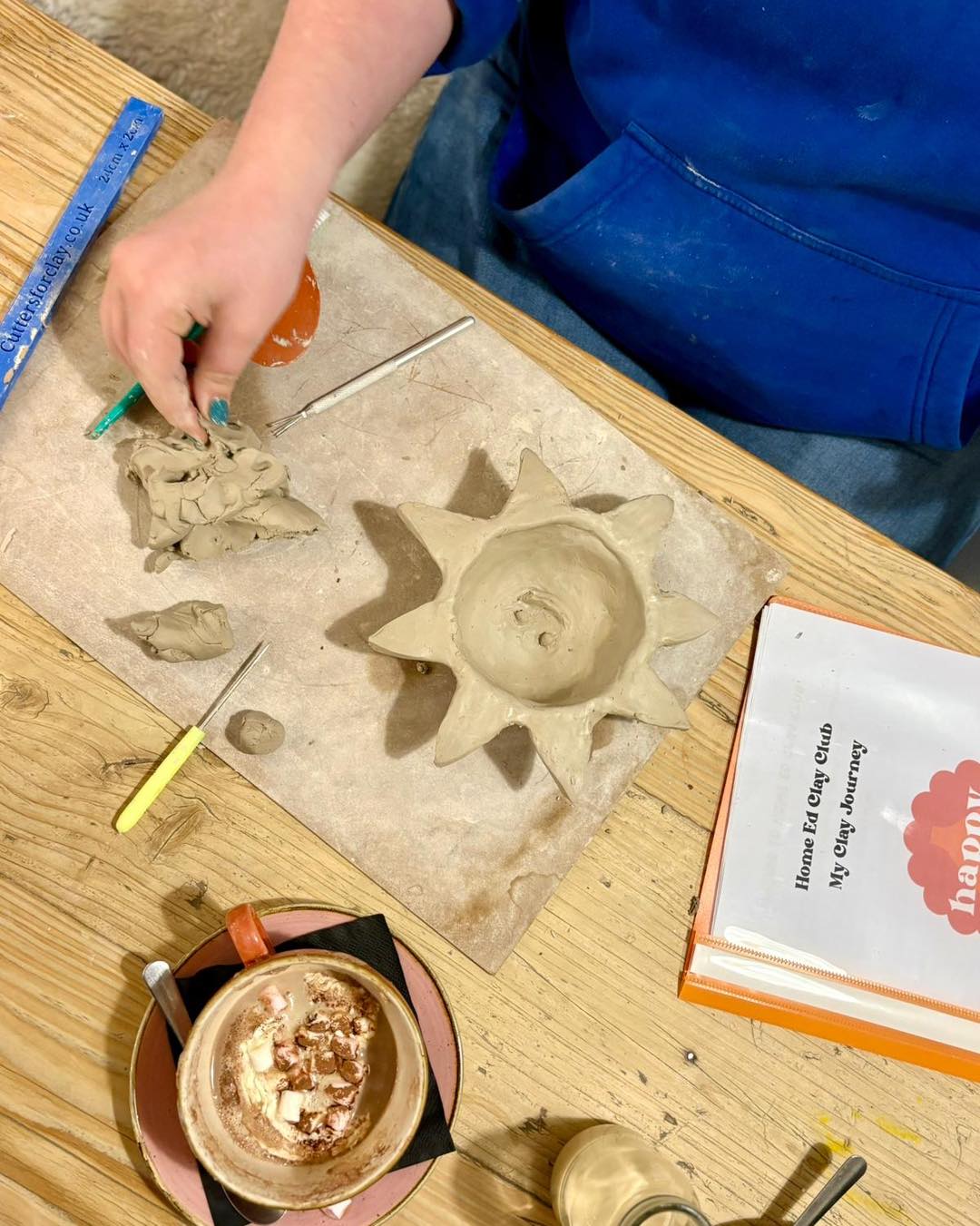 ✨ We kicked off our brand new Home Ed Clay Club today! ✨
Our first session of the 6-week course was a fab one - we got stuck into pinch pots, learnt some new clay skills, and saw some seriously creative makes already 👏
We loved meeting you all and can’t wait to see how these pieces develop!
Week 2 coming up in two weeks’ time and we’re already excited 🤍
Thank you so much to everyone who came along - such a lovely start to the course!
#HomeEdUK #HomeEdCommunity #CreativeKids #FamilyActivitiesDevon #HappyGlazePottery