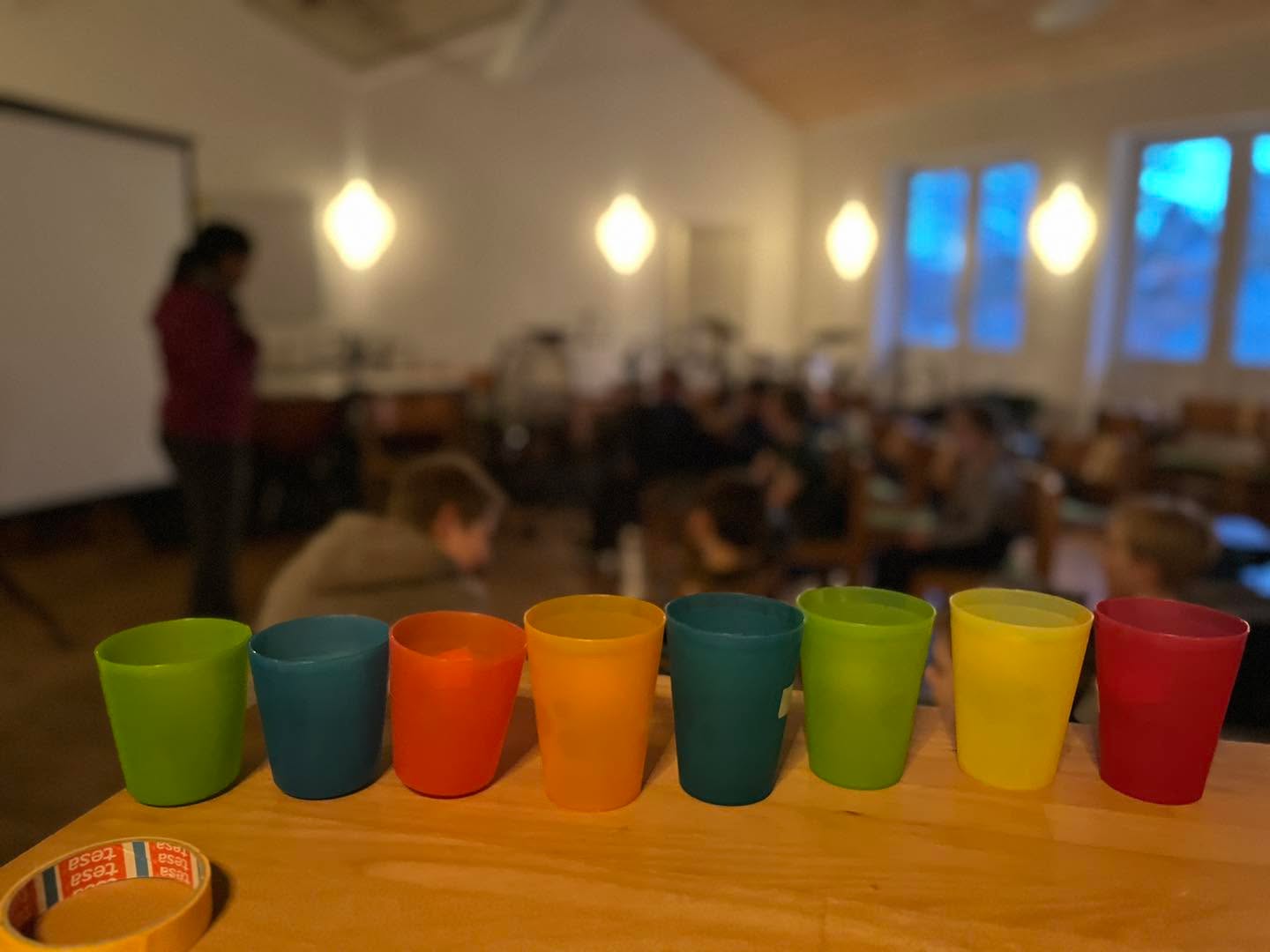 🎶✨ Musikhaus Kids – erster Termin im neuen Jahr ✨🎶
Mit einem fröhlichen Stopp-Tanz sind wir schwungvoll gestartet, bevor es gemütlich wurde: Kinozeit im Musikhaus! 🍿🥤
Gemeinsam haben wir einen kleinen Film geschaut und dabei spannende Dinge über Musik gelernt:
Was ist eigentlich eine Partitur? 🎼
Was bedeuten Piano und Forte?
Und wozu gibt es einen Orchestergraben?
Besonders spannend waren die Einblicke in die vielen Instrumente – und einige Kids sind sich schon ganz sicher, was sie später ausprobieren möchten: 🎺 Trompete, 🎷 Posaune, 🎶 Klarinette oder 🥁 Schlagzeug.