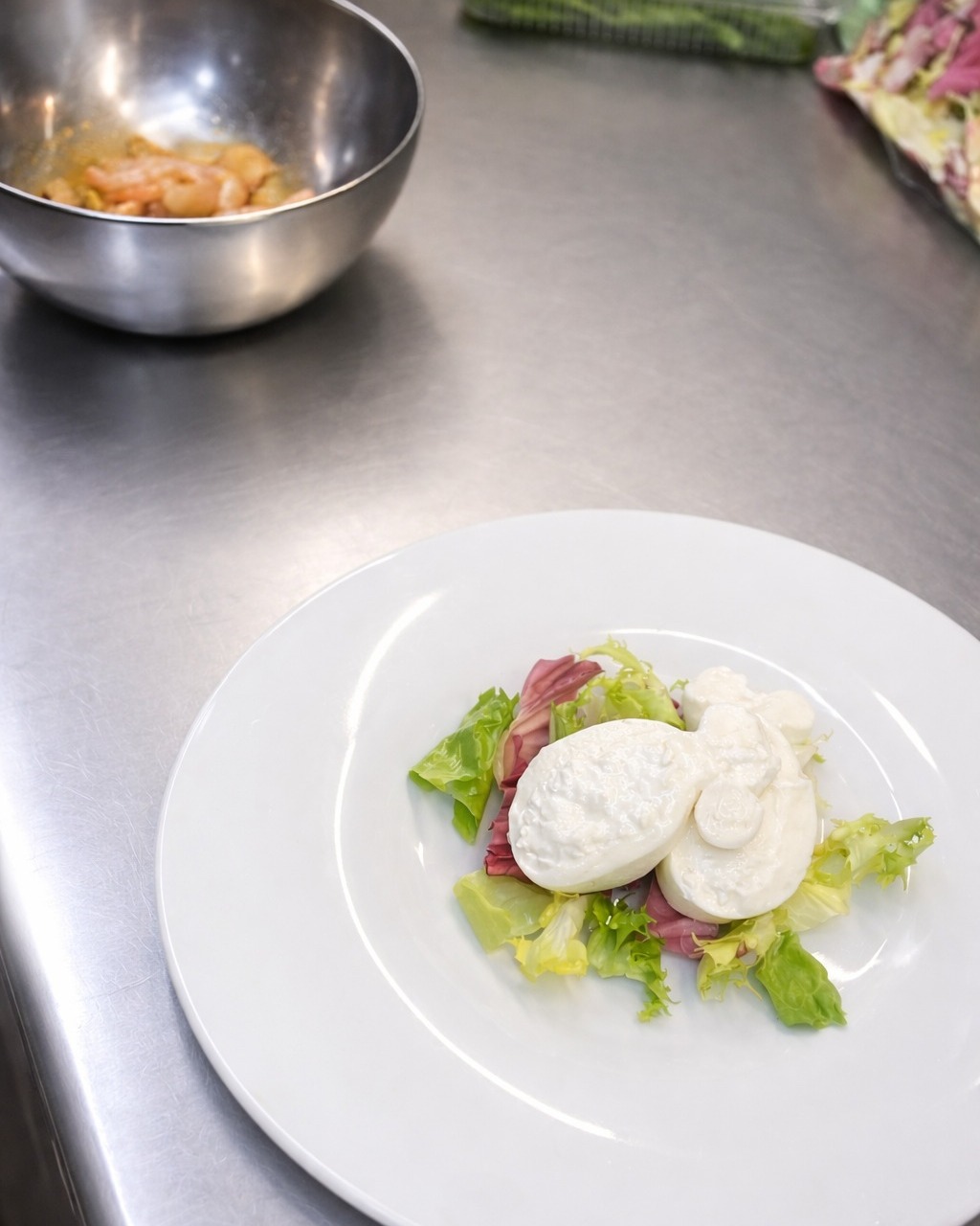 La burrata pugliese con il gambero rosa marinato in salsa ponzu dell’Antica Osteria Monterosso è un piatto che celebra il Mediterraneo in una poesia di sapori e di freschezza…😍
#anticaosteriailmonterosso #monterosso #suna #food #lakemaggiore #restaurant