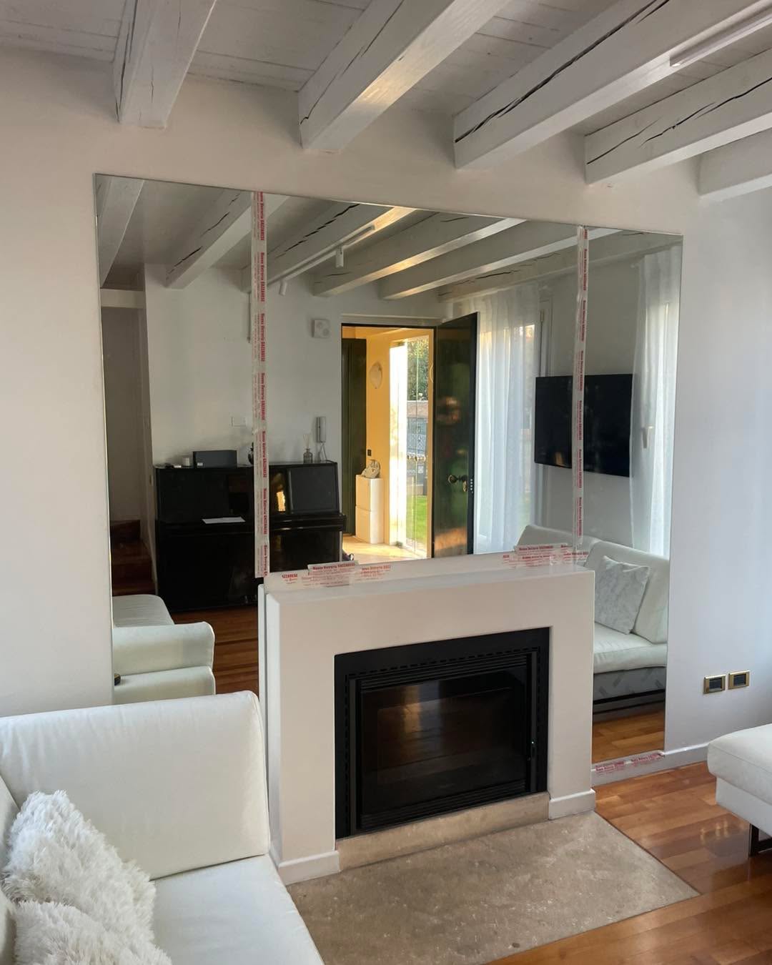 Giorno nuovo idea nuova
Rivestimento a specchio realizzato attorno ad un camino, per dare profondità e luce ala stanza.
Bello, elegante e ovviamente realizzato su misura.
Quindi cosa aspetti, monta subito un camino anche tu che agli specchi ci pensiamo noi 😂
Ti aspettiamo 😁