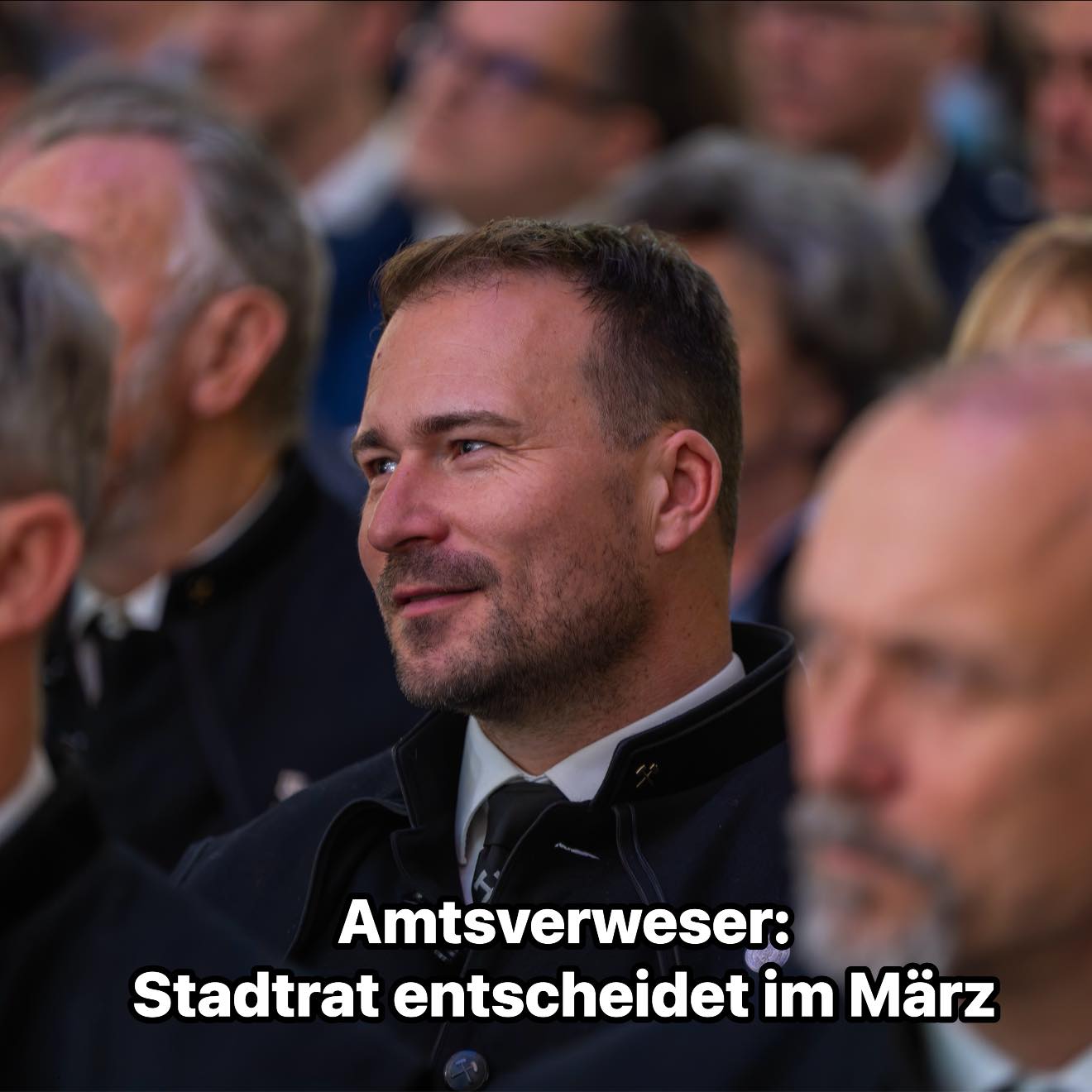 Es ist richtig, dass der Stadtrat sich mit der Frage im Sinne der Stadt beschäftigt. Meine Bereitschaft als Amtsverweser bestellt zu werden gilt fort.
Dies tue ich nach reichlicher Überlegung und um den Wählerauftrag nach der langen Vakanz anzunehmen.
Ich setze dabei selbstverständlich auf eine vertrauensvolle Zusammenarbeit mit dem Stadtrat - ganz im Sinne unserer Stadt. Allen Fraktionen habe ich ein Gesprächsangebot zum Thema Amtsverweser unterbreitet. Fünf der acht Fraktion haben es bereits angenommen.
Gerade in der derzeitigen Situation ist es für mich wichtig, gesprächsbereit zu sein, um Lösungen zu finden. Ich bleibe weiter optimistisch, denn Sie liebe Freibergerinnen und Freiberger warten ja darauf, dass ich endlich beginnen und „liefern“ kann.