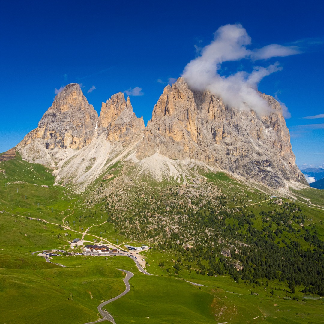 📍Passo di Sella, Dolomitas – Itália
Existem estradas que conectam cidades.
E existem as que conectam você a algo maior.
No Sella, as Dolomitas se erguem como catedrais de pedra. A estrada serpenteia entre gigantes, e a sensação é de estar dentro de um documentário, só que ao vivo, com o ronco da sua moto como trilha sonora.
É o tipo de lugar que nenhuma câmera traduz. Mas quem acelera por aqui, nunca esquece.
🌍 2.240 metros de altitude
🏔️ No coração das Dolomitas
🏍️ Uma das paisagens mais impactantes do mototurismo europeu
Quer viver isso em setembro de 2026?
Comente ALPES aqui embaixo e receba os detalhes do tour Passos Alpinos + Oktoberfest.
#PassoDiSella #Dolomitas #Mototurismo #ViagemDeMoto #TourDeMoto #XtradaExpeditions #BMWGS #AlpesItalianos #SellaPass #RoteiroDeMoto