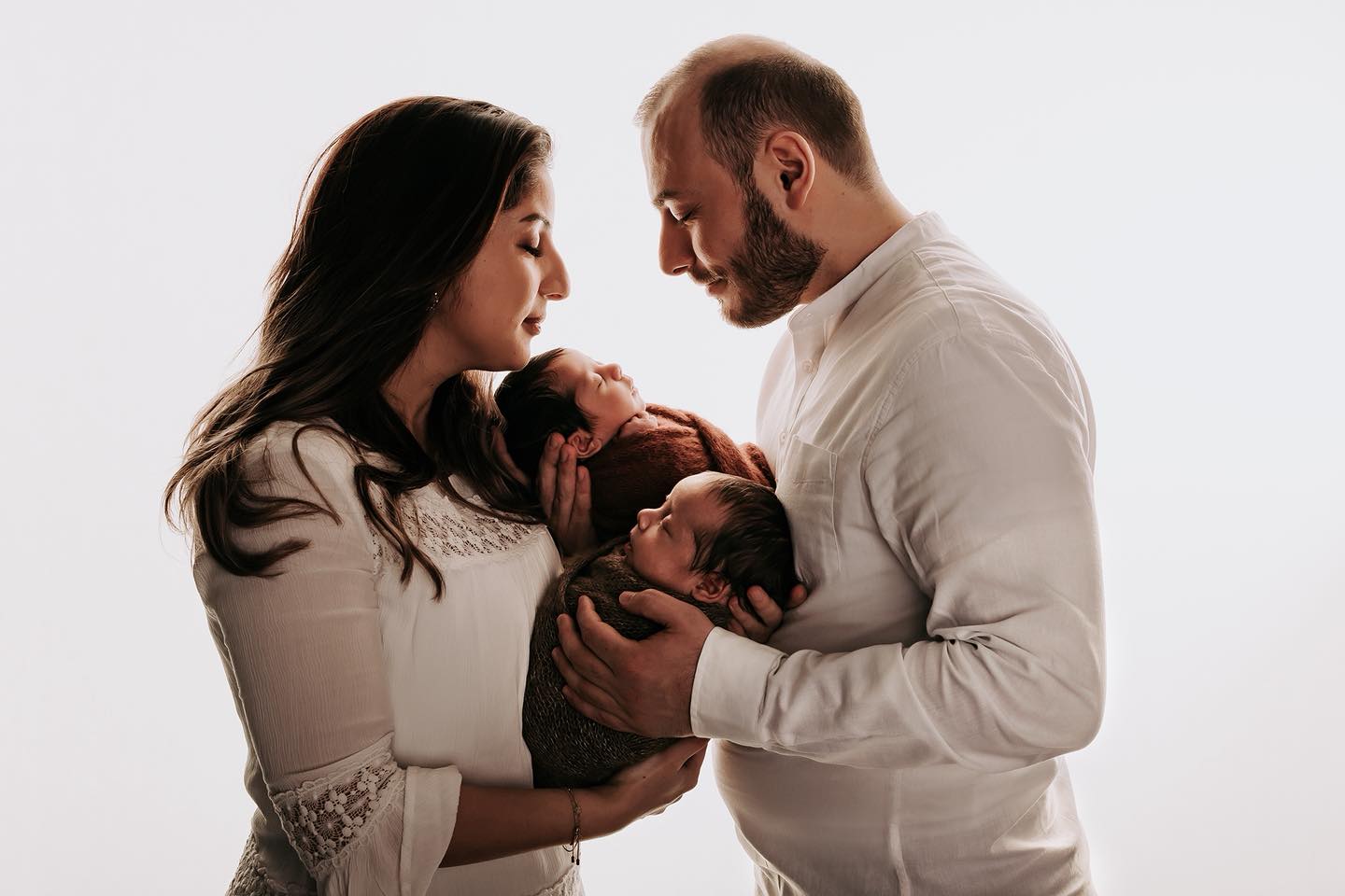Vol vertrouwen een baby fotograferen? Dat kan!
Op 7 februari ga ik jou leren hoe. Eerst bespreken we alles wat komt kijken bij newbornfotografie; hoe bereid je de ouders voor, wat is een fijne workflow, hoe je gebruik je je licht, welke poses werken mooi, wat doe je in de nabewerking en ga zo maar door
Na de lunch fotograferen we een echte baby met papa en mama, laat ik je zien hoe je veilig kunt wrappen en poseren en je mag natuurlijk al je vragen stellen.
Details:
7 februari van 9.30 tot 16.00
Kleine groep (max 4 plekken)
Locatie Almelo
Investering 295,- ex btw
Er is nog 1 plek vrij!
Stuur een bericht om je op te geven 🤗
——————
Liselot Kamphuis Fotografie