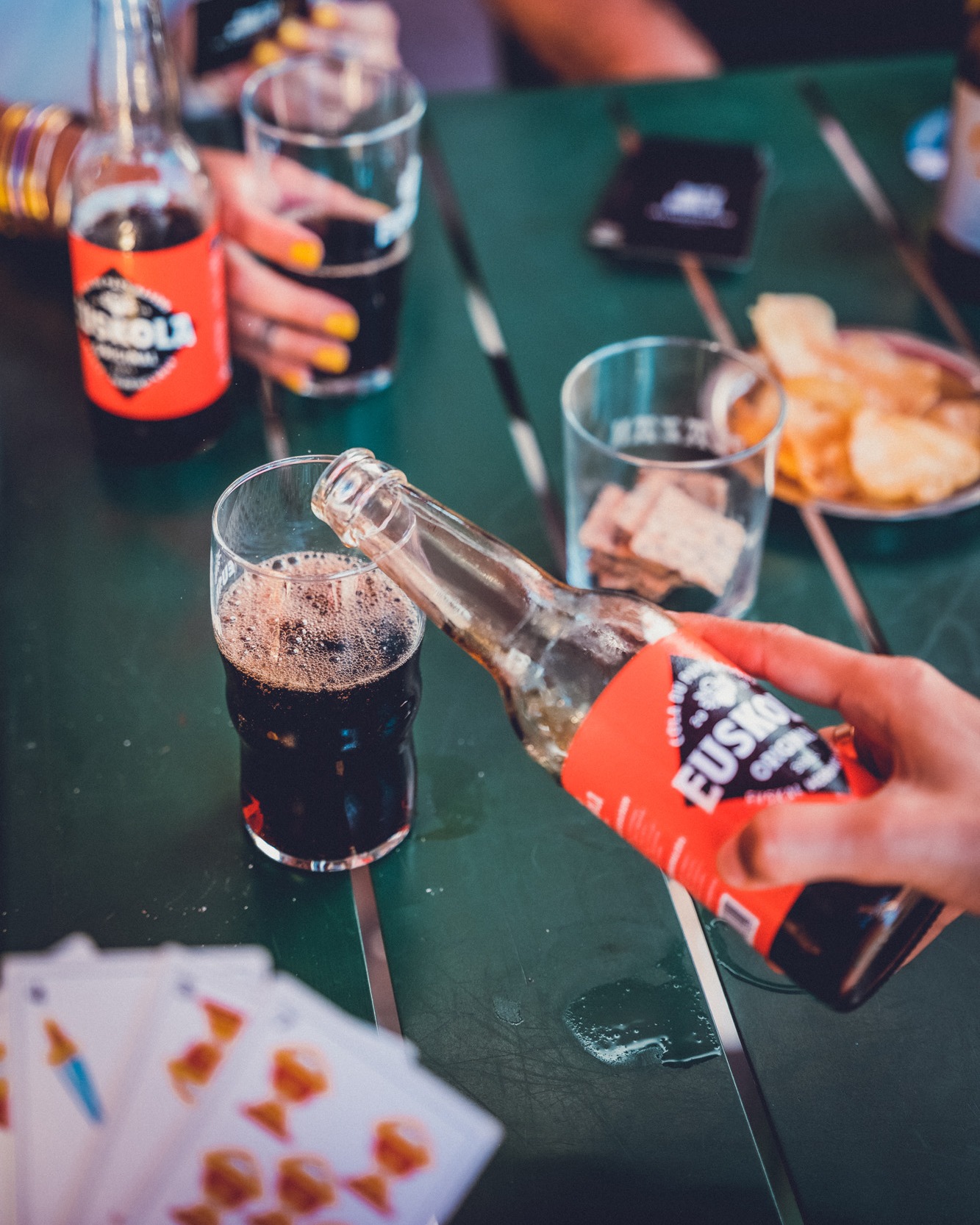 Bazinakien Mus jokoak eta Euskolak parea egiten zutela ? 🥤🃏
Ez gehio dudatu, mus partida on batentzat, Euskola baso bat baino hobe ez duzu.
Bere freskotasunari eta gustu famatuari esker, partida irabazia !👏
📍Cafe Plazan Ostatua, Azkaine
~
Tu savais que le mus et l'Euskola faisait la paire ? 🥤🃏
Ne doute plus, pour une bonne partie de mus, rien de mieux qu'un verre de notre Euskola à tes cotés.
Graçe à sa fraicheur et son gout incontournable, partie gagné garantie ! 👏
📍Cafe Plazan Ostatua, Ascain
~
¿Sabías que el mus y la Euskola hacen la pareja perfecta?🥤🃏
No lo dudes más: para una buena partida de mus, nada mejor que un vaso de nuestra Euskola a tu lado.
Gracias a su frescura y a su sabor inconfundible, ¡la partida está ganada!👏
📍Cafe Plazan Ostatua, Ascain
#coladupaysbasque #EUSKOLA #ascain #euskalherria