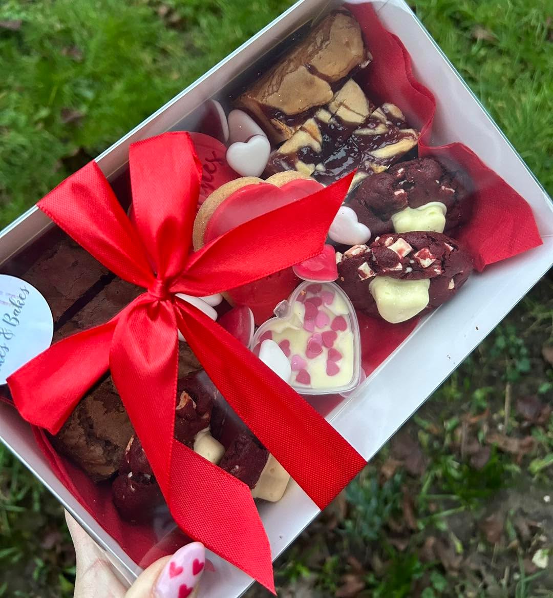 ❣️Valentines....
Pre orders are open for the Valentines treat box...
Includes, brownie slices, white chocolate & raspberry blondies slices, mini red velvet cookie, sugar cookies and a dip of your choice.
£18
🍓Also available to pre order due to how popular they were last year...
Chocolate dipped Strawberries
£3.50
Collections available on Friday 13th between 8-10am or after 4.30pm and Saturday 14th February between 9-6pm.
Full payment (non refundable) required on ordering.
🩷The Pink Shed will also be opening for a Valentines special on the 14th February with individual cakes and cookies for little treats ❤️🍪
#valentines #valentinesday #stvalentinesday #stvalentine #love #galentinesday #galentines #singletakencookies #singletake #thelookoflove #valentinescake #valentinestreatbox #valentinestreats #hampshire #southampton #eastleigh #chandlersford #romsey #mariascakesandbakes