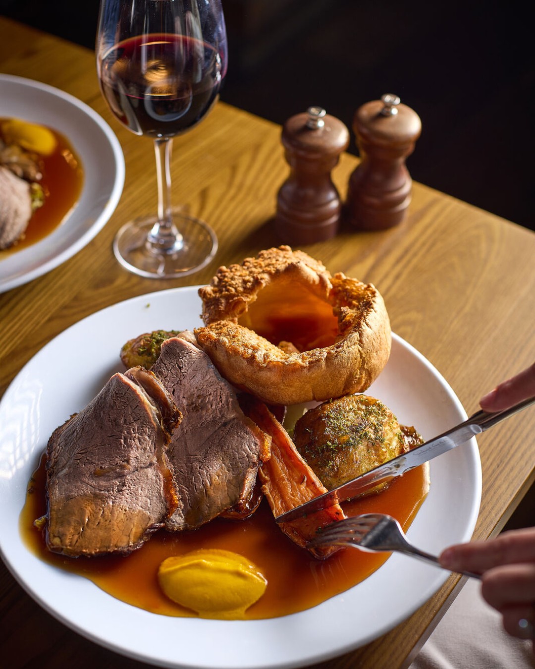 Crispy roast potatoes, fluffy Yorkshire puddings, buttery vegetables - and plenty more besides. Alongside our classic roasts, explore a selection of seasonal plates to round off the weekend in style.
To take a look at our sample menu and make a reservation with us, tap the link in our bio
#winteratthepub #sundaylunch #sundaysatthepub #sundayroast #theredlioneastbergholt