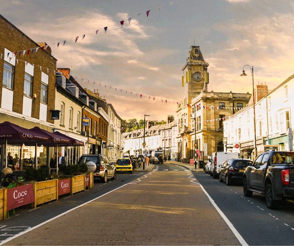 Mid Wales market towns are places to linger.
Independent shops, familiar faces, conversations that wander as much as you do. Market days bring colour and movement; quieter mornings bring space to explore at your own pace. You arrive looking for one thing and leave with that and another entirely.
Independent shops, familiar faces, conversations that wander as much as you do. Market days bring colour and movement; quieter mornings bring space to explore at your own pace. You arrive looking for one thing and leave with that and another entirely.
#MarketTowns #MidWalesMyWay #EverydayWales
Mae trefi marchnad Canol Cymru yn lleoedd i aros ychydig.
Siopau annibynnol, wynebau cyfarwydd, sgwrsiau sy’n teithio gymaint â chi. Mae diwrnodau marchnad yn dod â lliw a symudiad; mae boreau tawel yn creu lle i archwilio ar eich cyflymder eich hun. Rydych yn cyrraedd i chwilio am un peth a’ch gadael gyda rhywbeth hollol wahanol.