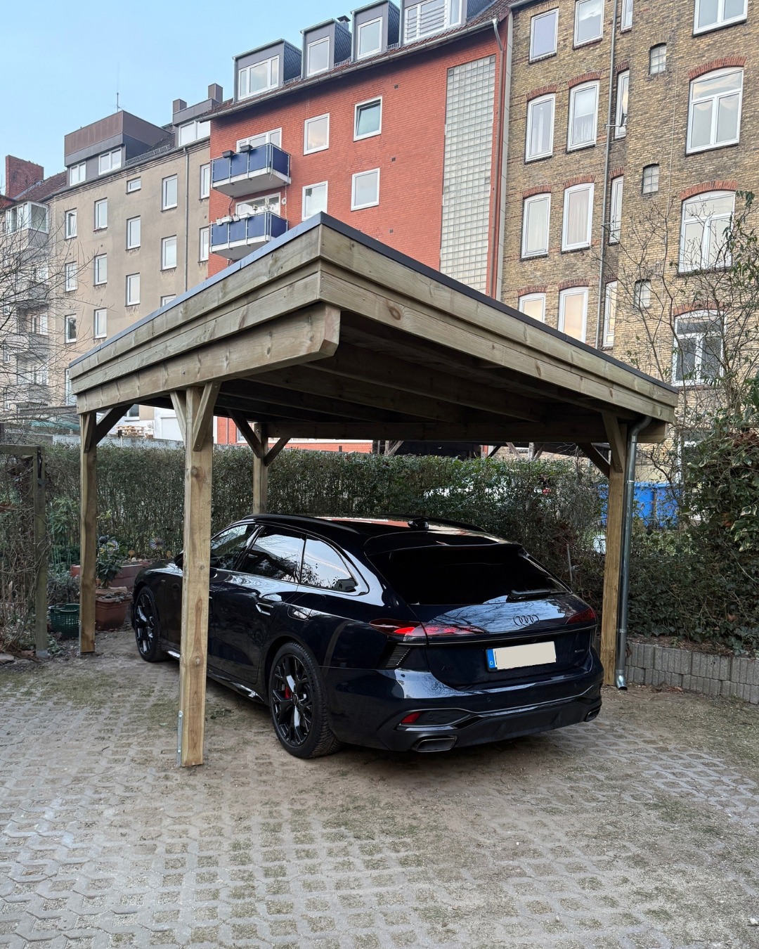 Carport CLASSIC aus kesseldruckimprägniertem Kiefernholz mit EPDM-Bedachung.
Eine besondere Parkplatzsituation erfordert einen besonderen Carport. Hier stellte sich die Situation für uns so dar, daß der Stellplatz im Einfahrtsbereich geräumig breit und zum Parkplatzende hin sehr schmal geschnitten ist. Entsprechend haben wir den Carport gemeinsam mit unserem Kunden geplant und nun realisierte. Vermutlich ist unser Kunde gerade sehr glücklich einen Carport zu haben, jetzt, wo der Winter mal wieder seine Spuren hinterlassen hat ⛄.
Welcher Carport darf's für dich seine? Melde sich gerne für ein sympathisches Beratungsgespräch: 04106-6414170 😃.
#holzcarport #einzelcarport #freeseholzcarport #carportexperten