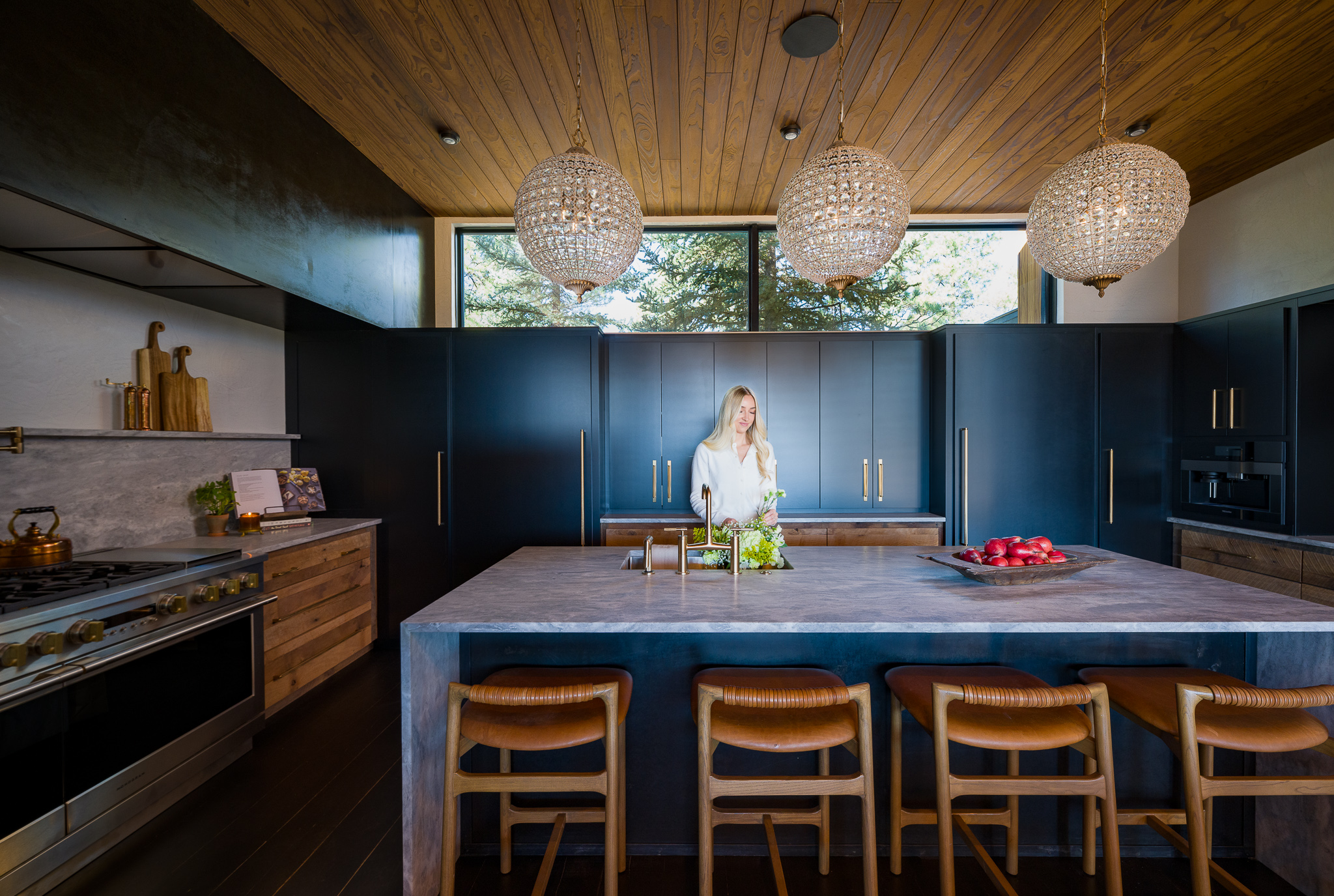 Morning light, fresh ingredients, and a space that invites you to slow down.
This kitchen wasn’t just designed—it was considered. Every texture, every line, every detail working together to create a feeling. A wonderful job by @rootdesignco
This is the kind of story I love to photograph—spaces that feel lived in, intentional, and timeless.
If you’re ready to showcase your home, project, or brand with imagery that connects, let’s create something beautiful together.
📩 Inquire via DM or link in bio
#production #InteriorPhotography #VisualStorytelling #DesignFocused #ModernLiving #CreativeStudio #joncahillphoto #InteriorDesign #KitchenVibes