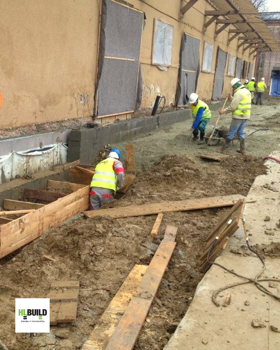Nie, nehľadáme poklad 😎, ale zachraňujeme základy.
.
.
#hlbuild #stavbavrovnovahe #build #building #rekonstrukcie