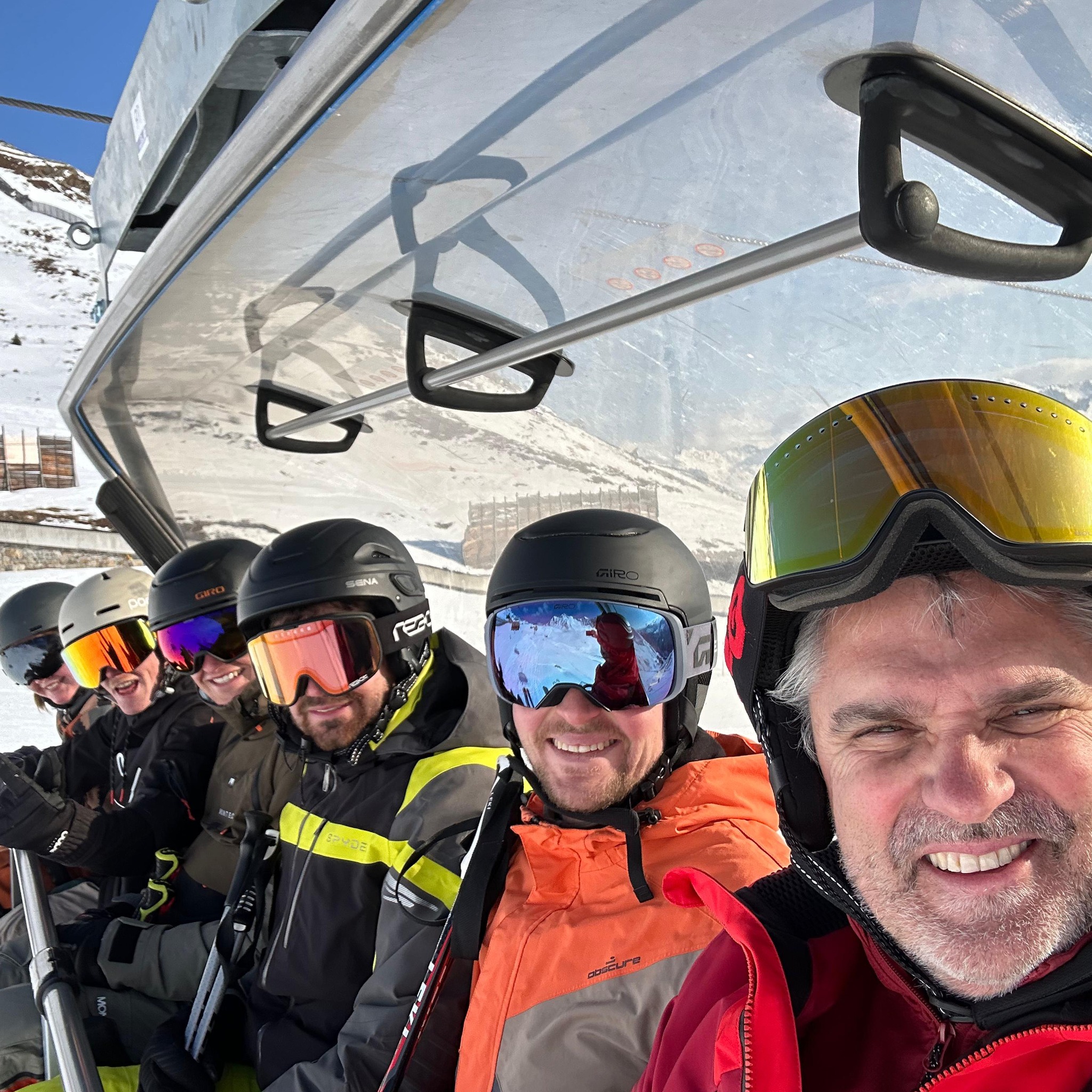 Auch dieses Jahr hat die Niedermann Holzbau AG ihren traditionellen Skitag durchgeführt – und der Start am Montagmorgen war bereits typisch Handwerk: Unser Lehrling Timo musste am Morgen zuerst noch schnell in der Werkstatt seinen Ski flicken. Improvisieren können wir eben nicht nur auf der Baustelle 😉
Danach ging es gemeinsam auf die Piste in die Destination Davos Klosters: Sonne pur, perfekte Bedingungen, leckeres Essen und gute Gespräche. Solche Tage zeigen, was uns als Team ausmacht – Zusammenhalt, Einsatz und Freude an dem, was wir tun. 💪🎿