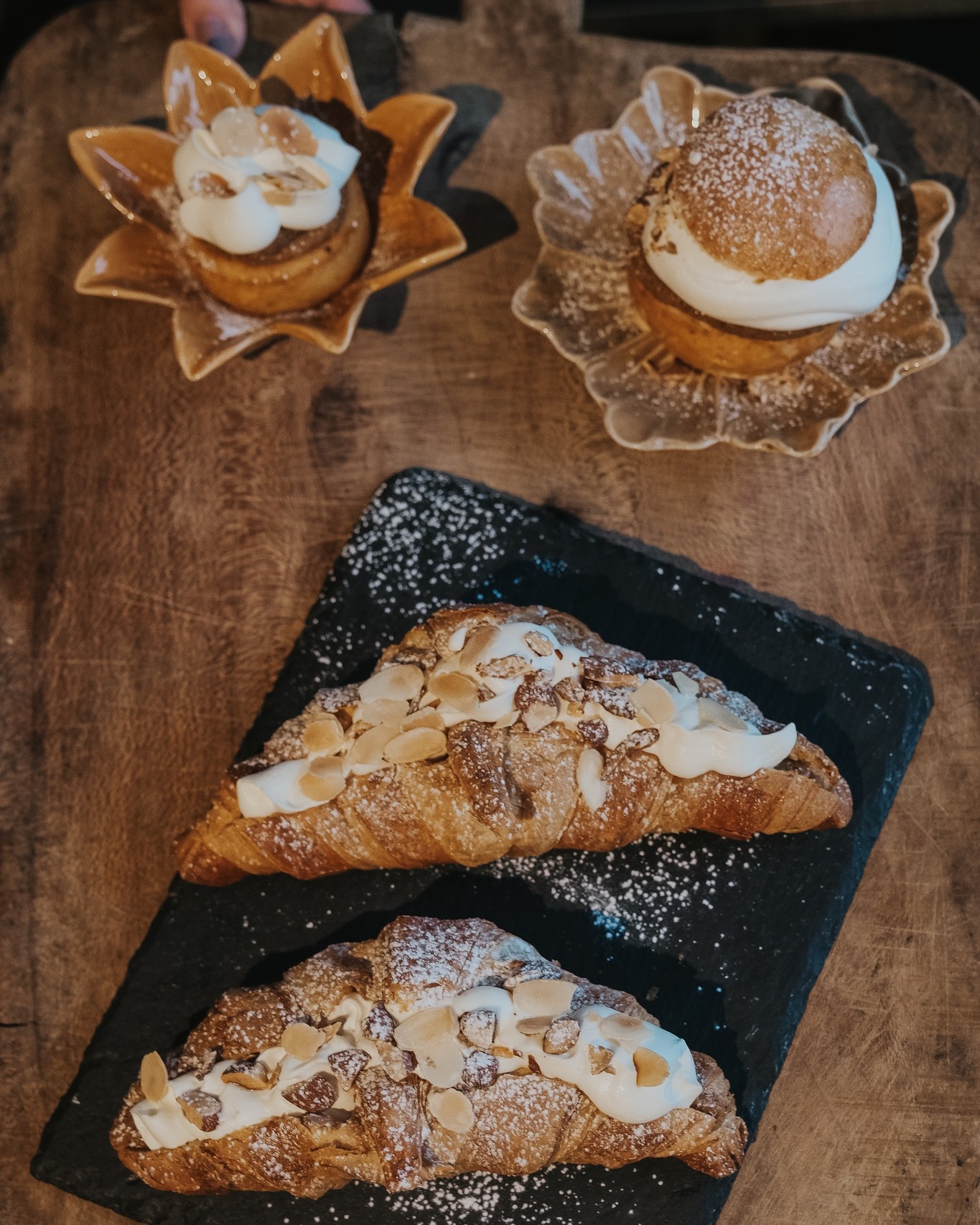 Café & Bistro Villa Ed serverar nu årets semlor 🤍 Välj mellan klassisk semla, croissantsemla eller glutenfri semelbakelse, alla otroligt goda och såklart hembakade med kärlek ☕️
Vi på Villa Ed
Inredningsbutik @villaedinredning
Klädbutik @villaed_by_glozzy
Café & Bistro @cafevillaed
Frisörer @villaed.frisorerna
Injektionsbehandlare @beautylin.se
Kroppsvård & Massage @lindaholtzkroppsvard
Inemotion Psykologi @inemotionpsykologi
Keramik @lerkallan
Skulpturskogen Villa Ed