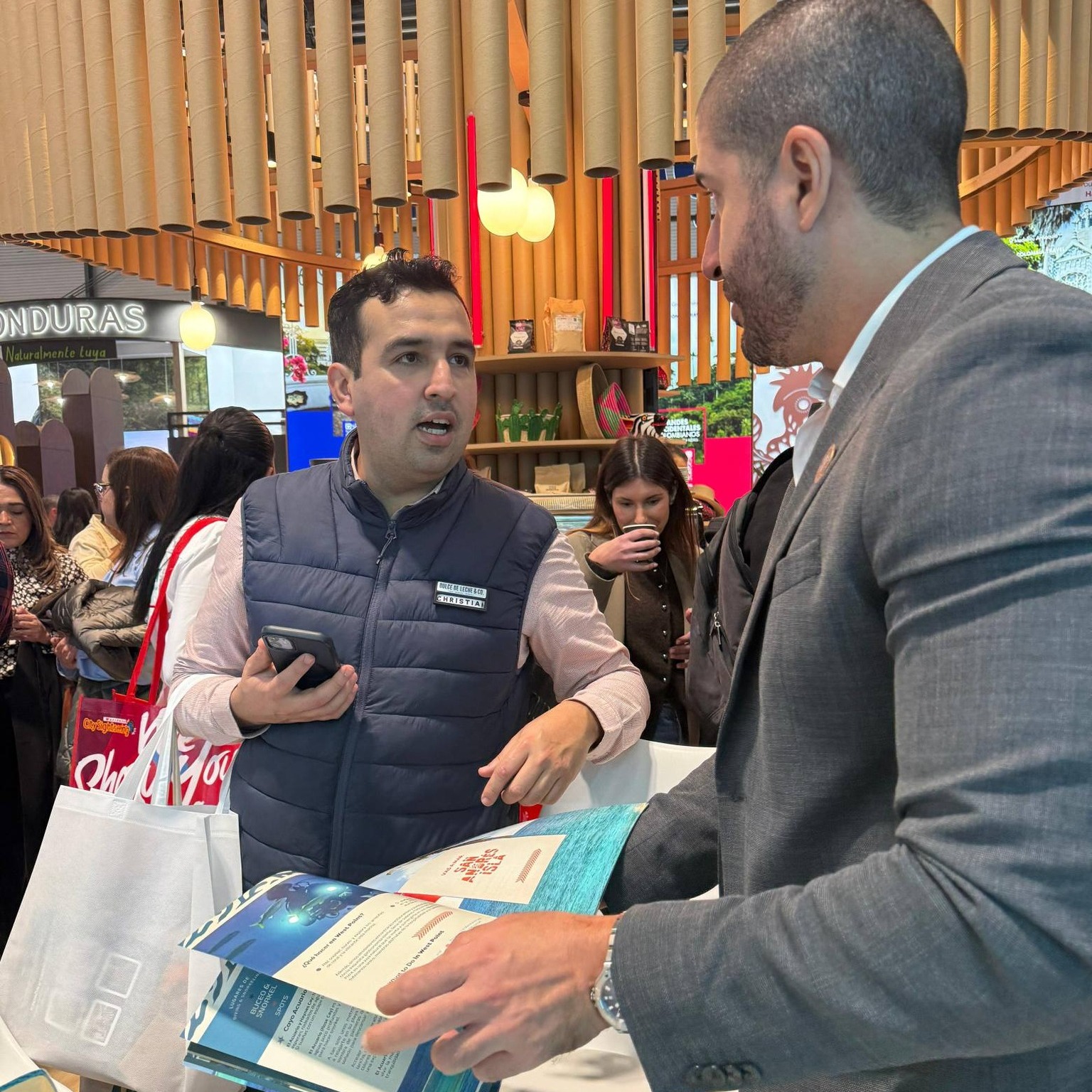 🌊🌍 San Andrés, Providencia y Santa Catalina se proyectan al mundo en FITUR 2026.
El Archipiélago fue protagonista en una de las ferias de turismo más importantes del mundo, destacándose por su apuesta al turismo sostenible y la protección del mar.
💙 Un destino que inspira, cuida su entorno y deja huella positiva.
🔗 Lee la nota completa en nuestro blog.
#FITUR2026 #SanAndrésIslas #Providencia #CaribeColombiano #TurismoResponsable #DestinoSostenible #Seaflower