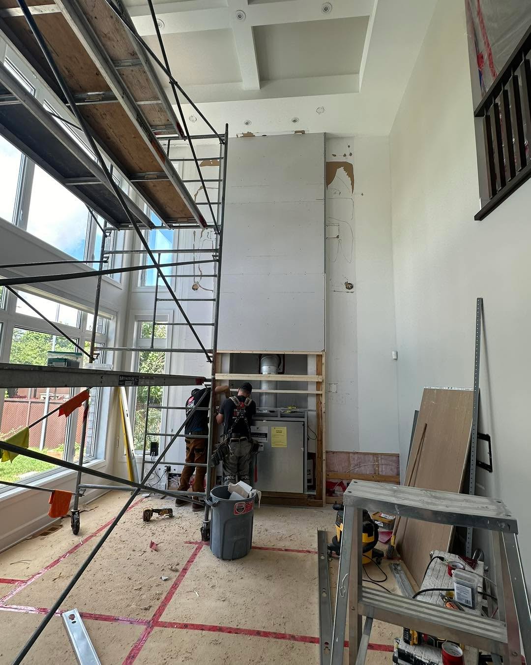 ✨ Avant / Après impressionnant
Transformation complète d’un salon cathédrale avec mur de foyer sur mesure et finitions haut de gamme.
👉 Construction M. Dubé | Rive-Nord de Montréal