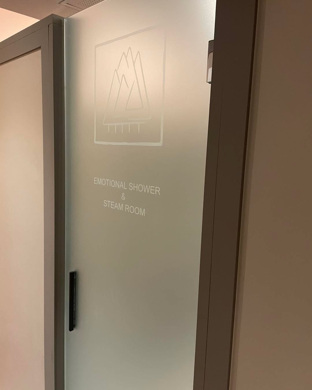 NOVITA’ 🚀🚀🚀
Sono finalmente disponibili le cerniere per porte in vetro senza bisogno di lavorazioni sulla lastra.
Per un nostro storico cliente abbiamo realizzato questa porta in vetro, in sostituzione della vecchia anta in legno.
Realizzata su misura, con vetro stratificato 4+4 satinato di sicurezza, con logo e scritte sabbiate e personalizzate
Cerniere con apertura monolato, senza bisogno di lavorazioni sul vetro e maniglie adesive.
Che dire, una meraviglia 🤩