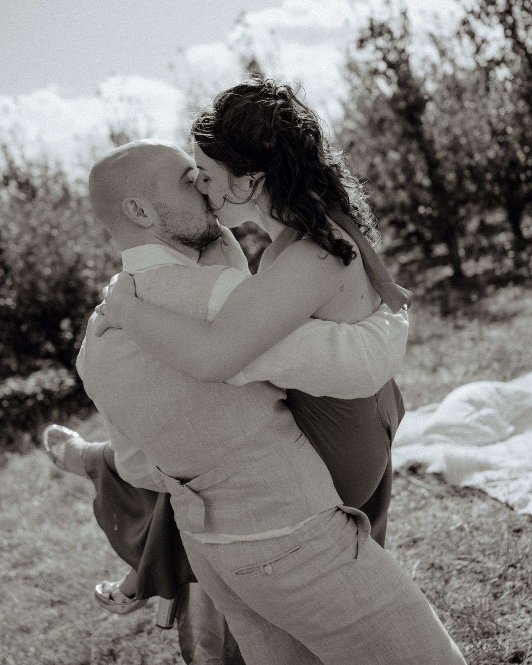 "Wil jij onze fotograaf zijn als we in het geheim trouwen?"
Uhmโฆ JA DUH?!
En zo stond ik plots aan het gemeentehuis, als enige getuige met m'n camera in de hand.
Na hun jawoord trokken we samen de boomgaarden in.
Zij, kersvers getrouwd. Ik, lichtjes hyper van enthousiasme.
Om af te sluitenโฆ een picknick. Met zโn tweetjes. Tussen het groen. En niemand die van iets wist.
PURE MAGIC โจ