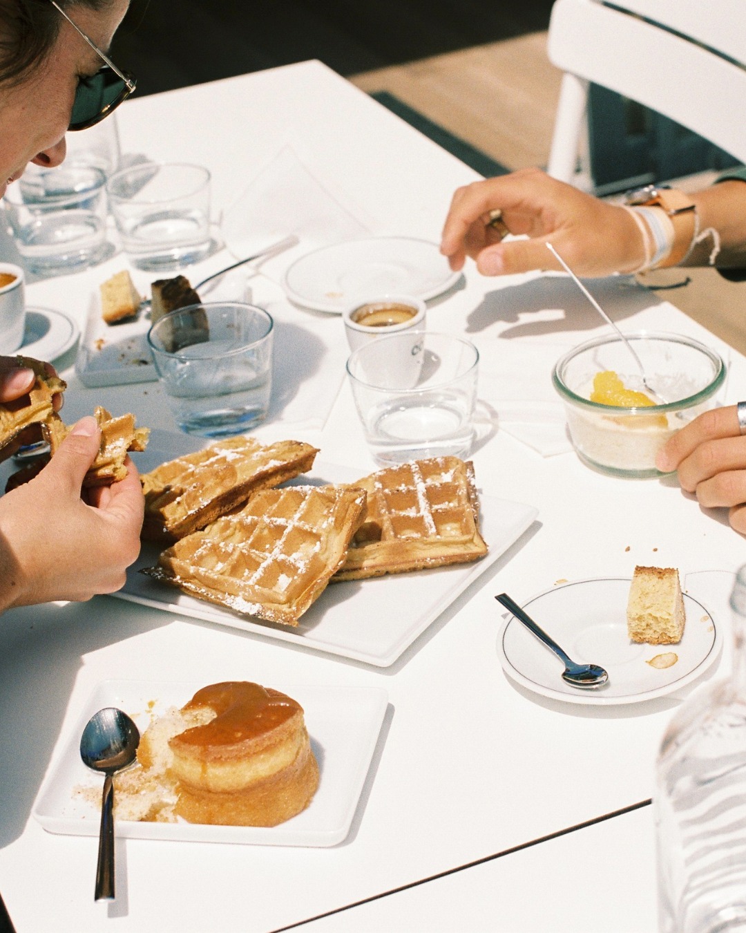 Et vous… 👀 ce serait quoi la toute première chose que vous commanderiez à la réouverture ?
Un plat qui vous manque déjà ?
Une lichouserie “doudou” ?
Un verre au bar pour commencer doucement ? 🍷🍰🍽️
Nous, on prend des notes…
⏳ Plus que quelques jours avant de se retrouver 💙
-
Entre Nous
35 rue de la marine
29730 Le Guilvinec
+33 (0)2 98 92 73 56
Ouvert du jeudi au lundi 🌈
#entrenous #guilvinec #entrenousguilvinec #restaurantguilvilnec #dejeuner #diner #goûter #boireunverre #paysbigoudensud #bigoudenjoy
Crédit photo : @marineburucoa