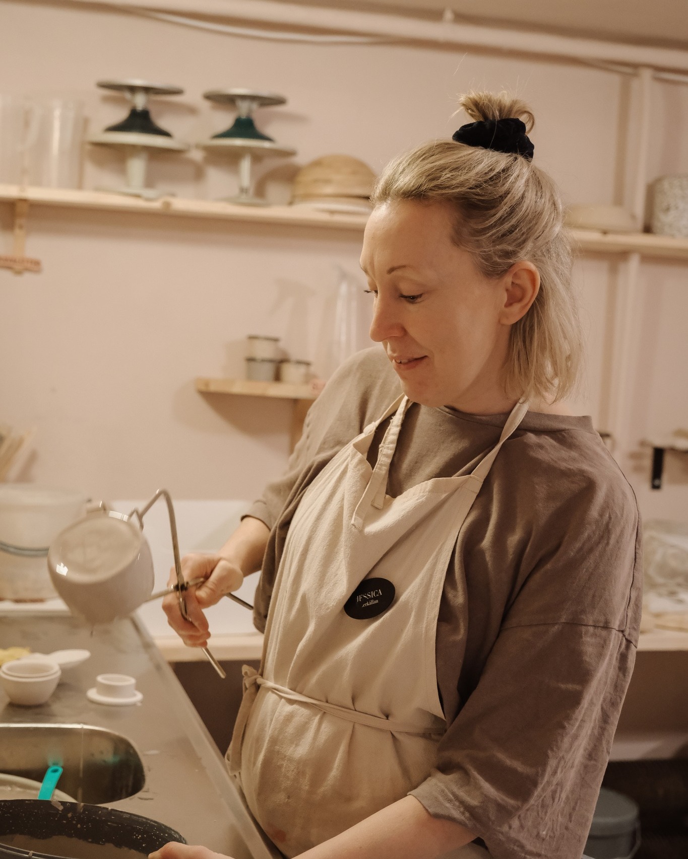 Handgjord keramik med känsla hos Lerkällan. Här kan du både köpa unika keramiska verk och boka kurser & workshops för att skapa själv 🤍
Vi på Villa Ed
Inredningsbutik @villaedinredning
Klädbutik @villaed_by_glozzy
Café & Bistro @cafevillaed
Frisörer @villaed.frisorerna
Injektionsbehandlare @beautylin.se
Kroppsvård & Massage @lindaholtzkroppsvard
Inemotion Psykologi @inemotionpsykologi
Keramik @lerkallan
Skulpturskogen Villa Ed