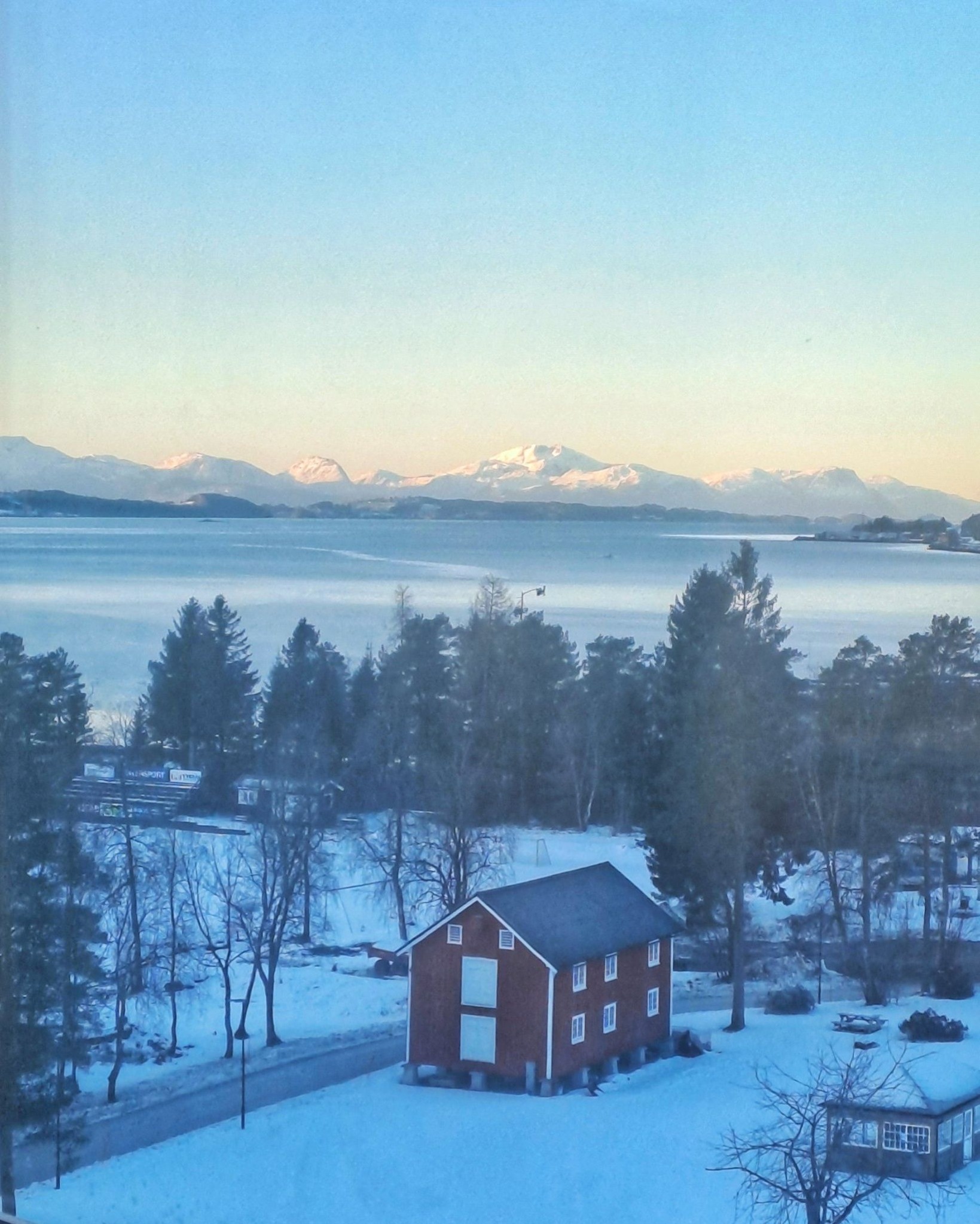 I'm checked in and in triage before I head into a treatment room to begin my first round of immunotherapy infusions. Fuzzy and Petunia are heading to the hotel. We decided to stay overnight since the infusion will last between 4.5-6 hours. I must admit, I'm anxious.
I'm gonna feel like wet garbage but hopefully the infusions will help with controlling new symptoms from showing up.
Let's get it going!✨✨
*This view definitely doesn't suck☺️☺️