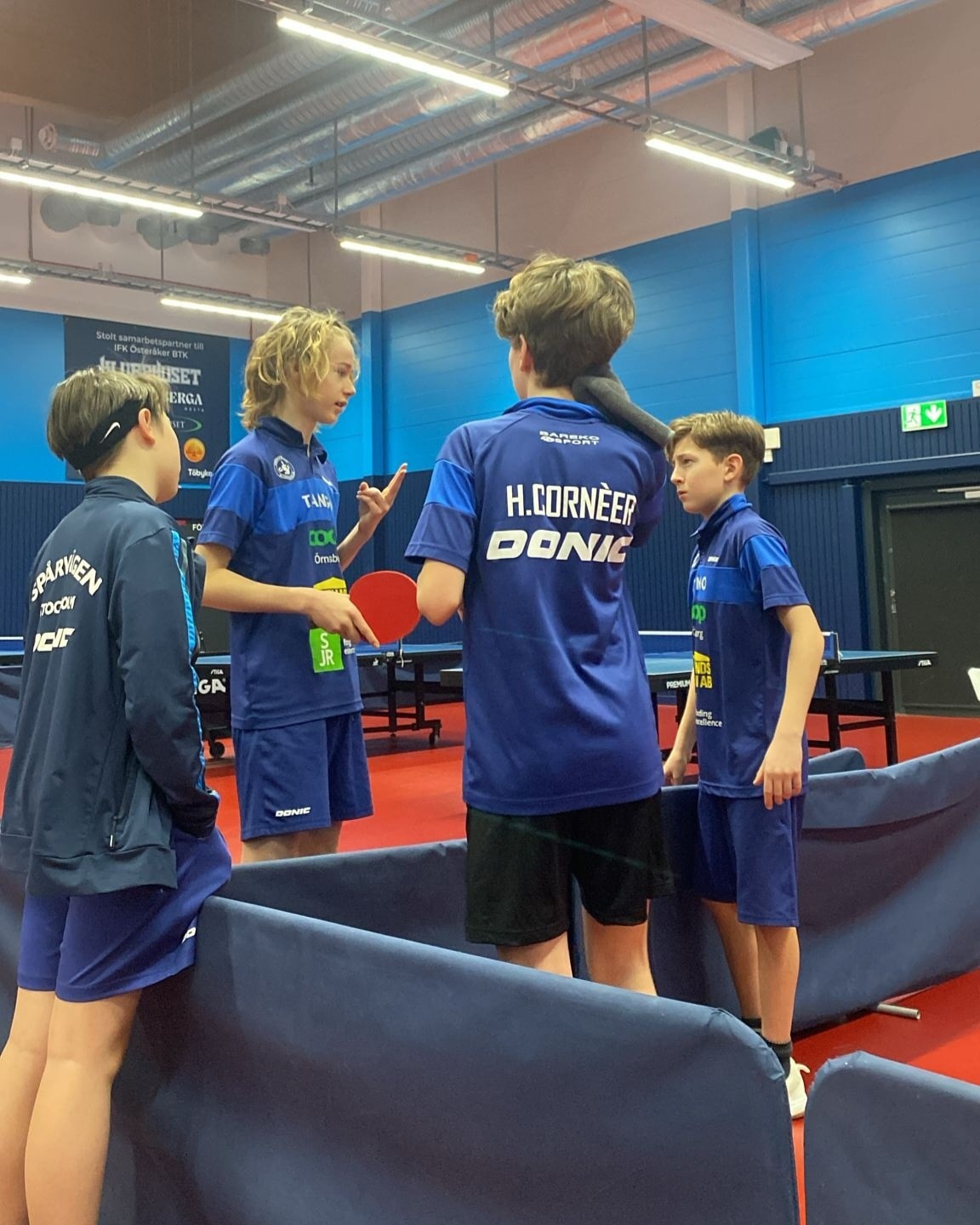 I helgen har flera av Spårvägens lag i både Rookiecupen och Sanktan haft sammandrag.
Dessa lagtävlingar är perfekta för våra yngre spelare för att lära sig bra gemenskap och klubbanda, att kunna coacha, peppa och hjälpa varandra både i och utanför hagen.
Heja Spåret! 🏓💙