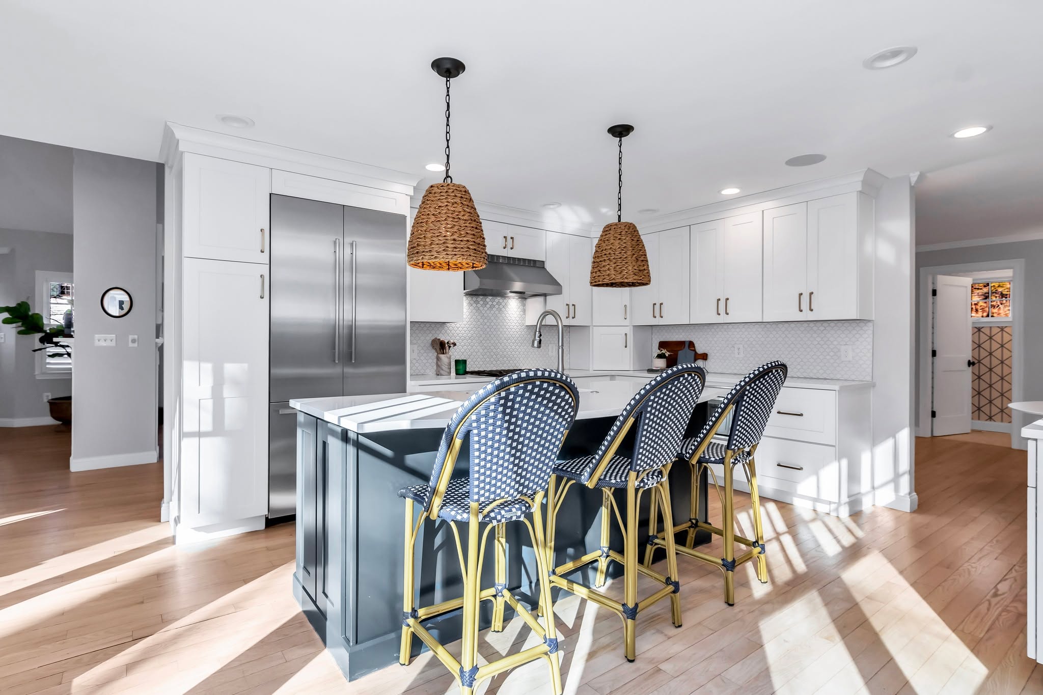 This kitchen is a seller's dream feature. ✨ Abundant natural light & a spacious, open layout make it perfect for family gatherings. Large island seating, clean white cabinets & sleek finishes. Imagine cooking & connecting here!
.
.
.
.
.
.
.
#RealEstatePhotography #KitchenDesign #DreamKitchen #InteriorDetails #CookingAtHome #JMRealEstatePhoto