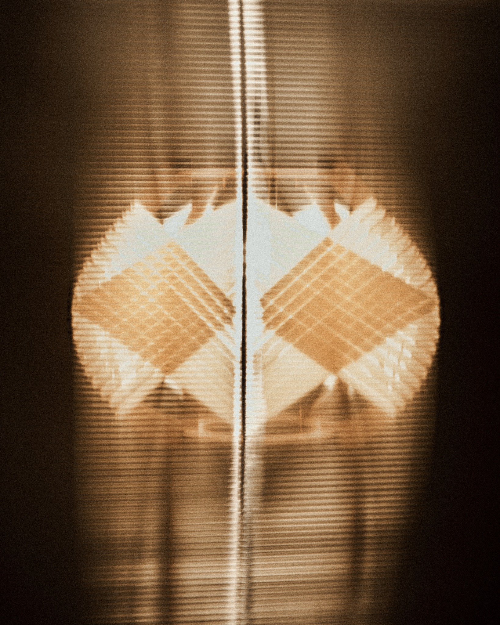 Le regard de @agathebdn sur la suspension Sora-M 🎞
Il y a des personnes qui portent un regard sensible sur le monde et qui me touchent énormément. C’est le cas d’Agathe, dont je suis le travail photographique depuis plusieurs années.
J’ai créé ce modèle de lampe en 2019. J’en ai depuis tissé des centaines. J’ai manipulé cet objet dans tous les sens, je l’ai tourné puis retourné, dans une multitude de lumières différentes. Et pourtant, je ne l’avais jamais regardé ni vu comme cela.
La magie d’un photographe, c’est de nous donner l’impression de redécouvrir ce que l’on voit tous les jours. C’est de rendre sensible et unique le monde qui nous entoure.
Merci Agathe pour tes images qui m’ont profondément émue, et pour ton regard que j’admire beaucoup.
🤍
Marine
Crédits photos : @agathebdn
#regardsensible #regarddartiste #photographieauteur #universartistique
#artisanatfrancais #artisancreateur #madeinfrance #pieceunique
#luminaireartisanal #lampeartisanale #designartisanal #objetdesign
#creationartisanale #savoirfairefrancais #faitmain
#processuscreatif #emotionsvisuelles #visionartistique
#designcontemporain #artetmatiere