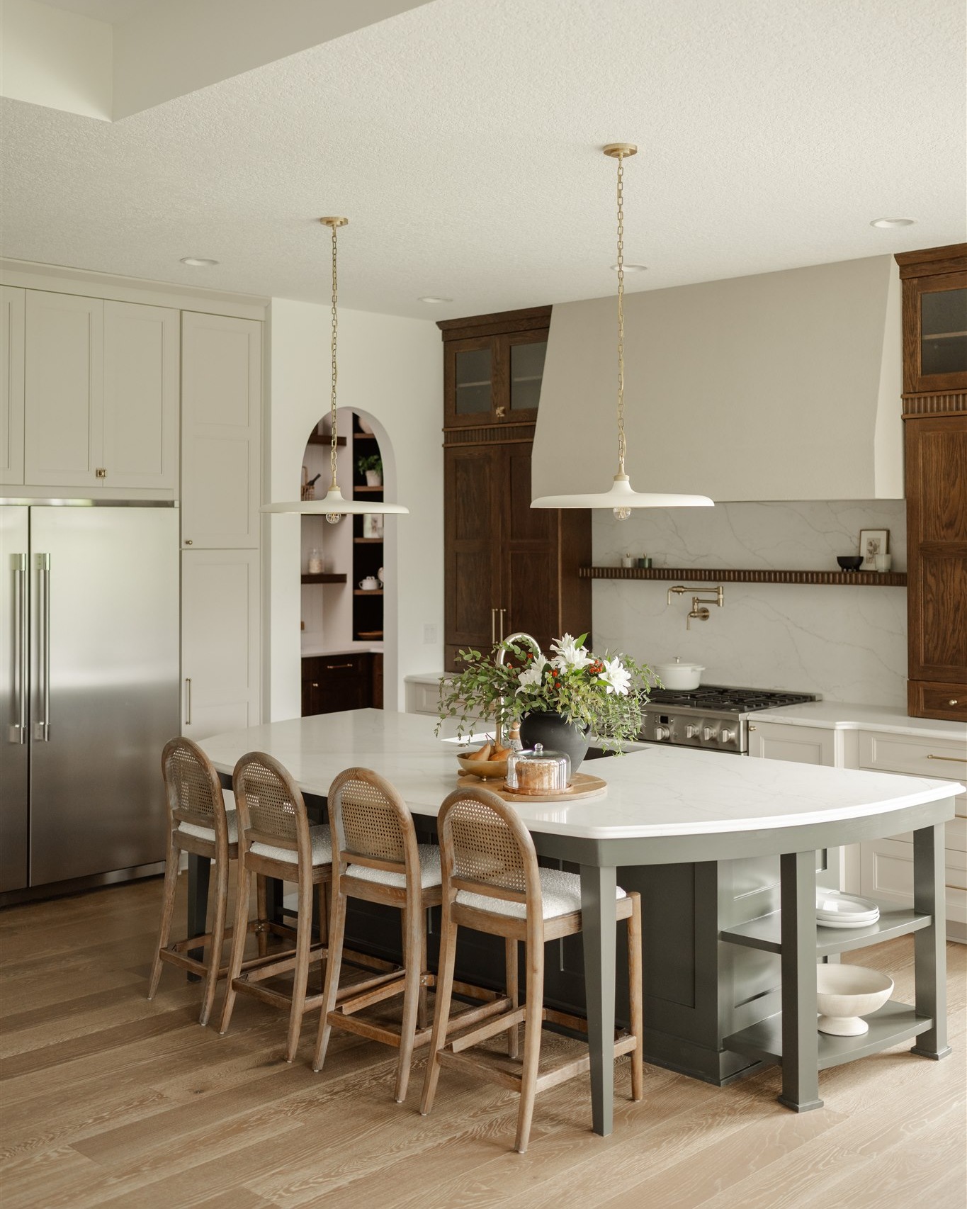 This kitchen really represents the art of a custom home. 🫶
Whether you have your heart set on extravagant arches, contrasting cabinets, or all brass finishes, we've got you covered! Our team is here every step of the way and ready to bring your Pinterest board to life.
Photgraphy: @jasontcrocker
#homeinspo #iowahomes #customhomebuilder #dreamhome #dynastyhomes