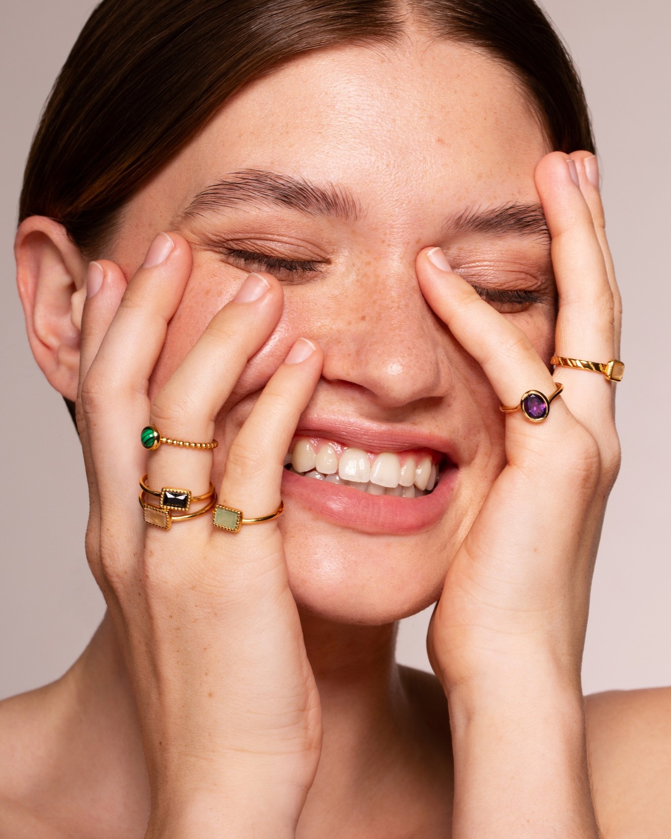 📸Was du über den Shooting-Bereich "Schmuck" (auch bekannt als "Jewelry") wissen solltest:
Viele Models haben Schmuck gar nicht auf dem Schirm, dabei ist es ein sehr relevanter und oft unterschätzter Bereich. 😍 Es gibt ganz unterschiedliche Kunden im Schmuckbereich: von E-Commerce über kleinere und große Kampagnen bis hin zu Editorials. Diese Schmuck-Brands suchen regelmäßig neue Gesichter!
👉Gerade wenn du schöne Hände, Finger und die passenden Attribute mitbringst, kann Schmuck ein spannender und auch lukrativer Bereich für dich sein. (Pro-Tipp: du solltest mindestens 1 Ohrloch auf jeder Seite haben, am besten sogar mehrere🤫)
Wenn du in diesem Bereich arbeiten möchtest, musst du genau das auch zeigen: dass du Schmuck richtig präsentieren kannst! Deshalb ist es wichtig, Schmuck gezielt ins Portfolio aufzunehmen.🙌
Schmuck ist ein etwas fordernder Bereich. Du musst genau wissen, welche Posen du einnimmst, um den Schmuck bestmöglich zu präsentieren. Wir achten bei unseren Schmuck-Shootings darauf, dass du die perfekten Schmuckbilder erhältst, die genau die Kunden ansprechen, die du suchst. 😍
📸Du willst Schmuck für dein Portfolio shooten?
Schreib uns gerne eine DM und wir lassen dir alle Infos zu unseren Portfolio-Shootings zukommen. An unseren nächsten Portfolioshooting-Tag am 22. März 2026 haben wir noch freie Plätze!💌
#modelportfolio #schmuckshooting #modelleben #modelportfolioshooting