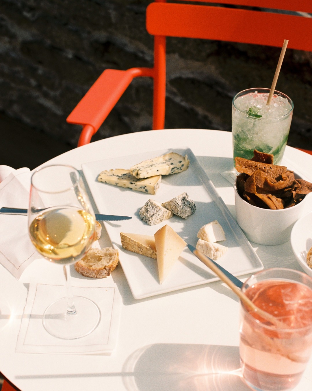 Dans quelques jours, les tables vont se remplir, les verres s’entrechoquer, les plats se partager… et surtout, de nouveaux souvenirs vont se créer.
📆 Réouverture vendredi 6 février
Alors, vous êtes prêts à revenir vivre des moments chez nous, Entre Nous ? 💙
-
Entre Nous
35 rue de la marine
29730 Le Guilvinec
+33 (0)2 98 92 73 56
Ouvert du jeudi au lundi 🌈
#entrenous #guilvinec #entrenousguilvinec #restaurantguilvilnec #dejeuner #diner #goûter #boireunverre #paysbigoudensud #bigoudenjoy
Crédit photo : @marineburucoa