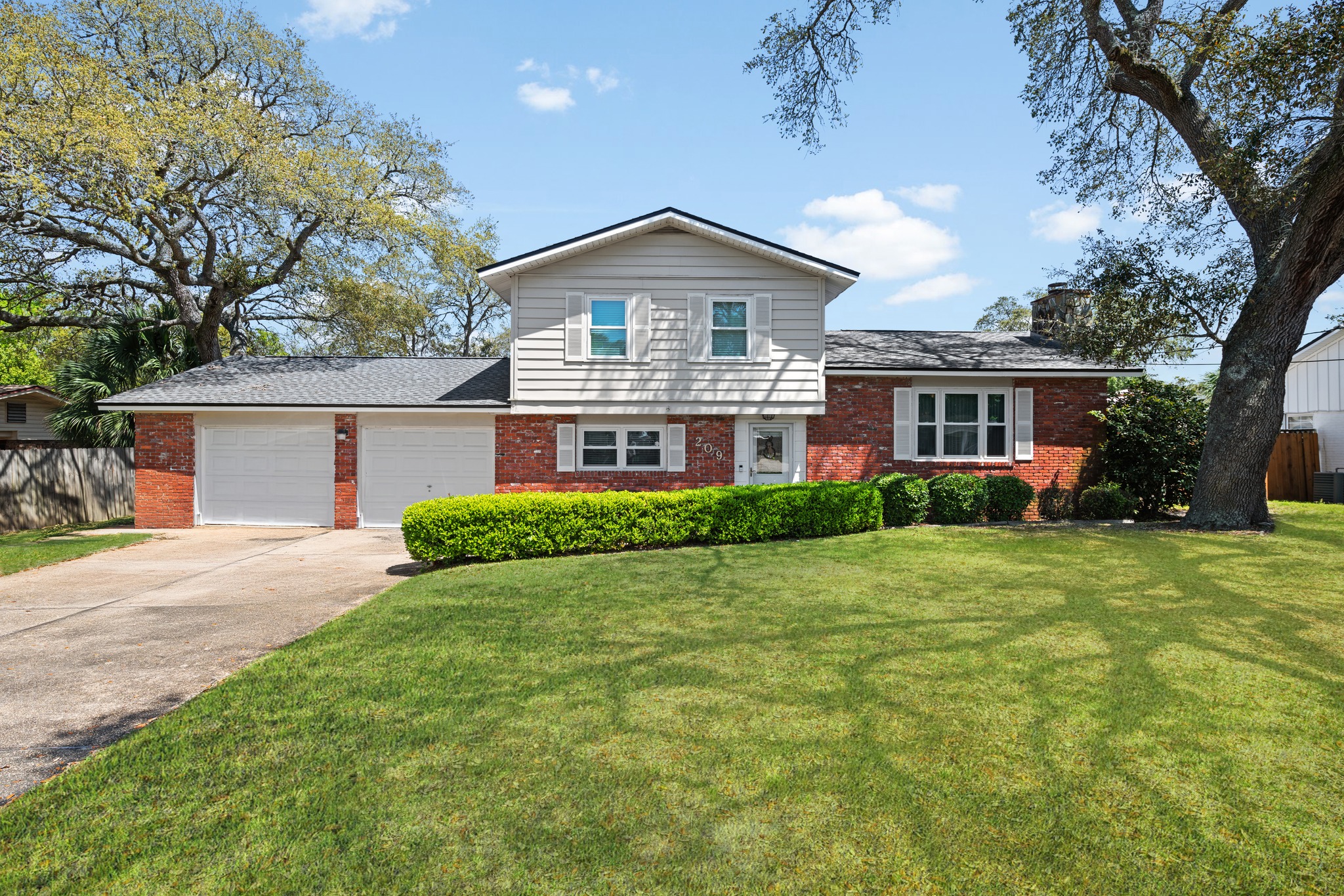 Hey Emerald Coast friends! 🌅 Ready to capture your home’s true charm? I’m sharing my top real estate photography tips to help you snap stunning, inviting shots that attract buyers fast! From using natural light to staging your space just right, these insider secrets will boost your listings like never before. Whether you're selling your family home or helping clients sell theirs, let’s make those photos shine and close deals quicker! Check out the full blog post and start mastering your photo game today! 📸✨ #RealEstatePhotography #EmeraldCoastHomes #PhotographyTips #SunsetPhotography
https://www.sunsetphotography-pcola.com/post/mastering-real-estate-photography-tips-capture-homes-like-a-pro