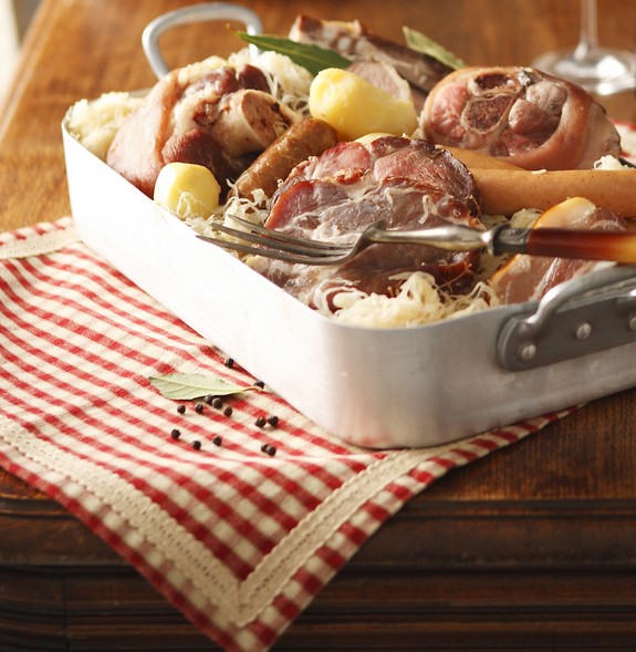 Avez-vous déjà goûté une vraie choucroute d'Alsace ? 🍽️🌭 Ce plat traditionnel, riche en saveurs, est un véritable festin pour les papilles. Et pour l'accompagner parfaitement, rien de tel qu'un bon Riesling ou un Pinot Blanc ! 🍷✨ Venez découvrir ce délice authentique et savourez la tradition alsacienne à chaque bouchée. #gastronomie #alsace #oenotourisme #winemaker
© ELPEV-ConseilVinsAlsace