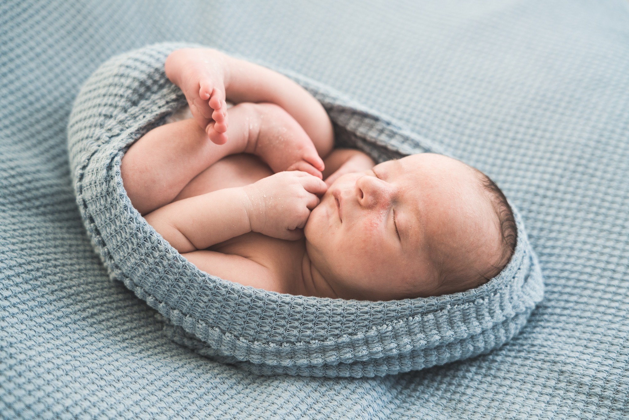 🌈 Ogni colore racconta una storia. E ogni storia inizia da qui, tra le mie mani e il vostro amore.
Nel mio studio, sono i genitori a scegliere i colori. E lo fanno con il cuore.
Ogni scelta parla di loro, del loro bambino, del momento che stanno vivendo.
Ed è così che nascono immagini che non sono solo belle... sono loro.
Rosa: la dolcezza dell’amore incondizionato, la delicatezza dei primi respiri.
Arancione: il calore della famiglia, la forza delle radici, la casa che accoglie.
Azzurro: la serenità, il cielo che veglia, la pace che solo un neonato sa portare.
Bianco: la purezza, la semplicità, l’inizio di tutto.
Grigio: equilibrio, calma, protezione.
Verde: natura, rinascita, un futuro che cresce tra le vostre braccia.
Ogni colore, una scelta.
Ogni scatto, un frammento di amore eterno.
📸 E io sono qui, per trasformare tutto questo in ricordi felici di famiglia.
Servizio newborn, da realizzare nei primi 15 giorni di vita, prenota una chiamata con noi nel link in bio 💌
