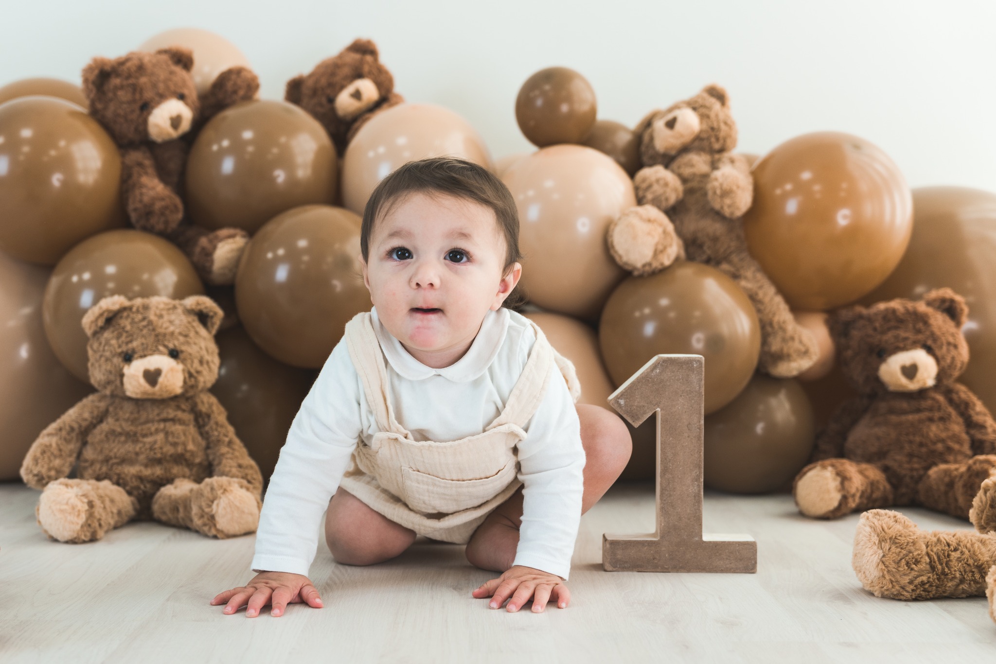 ✨ Voi che tema scegliereste per lo Smash Cake dei vostri bimbi?
Chi mi conosce sa quanto adori gli orsetti 🧸, e questo tema mi sembrava perfetto per raccontare la dolcezza di questo momento magico ✨. Me lo immaginavo ancora prima di averti tra le braccia, e tu in mezzo agli orsetti sei proprio perfetto!
Ogni dettaglio è stato scelto con amore… perché questa volta non ero solo la fotografa, ma anche la mamma, con il cuore pieno di emozione.
✨ Voi che tema avreste scelto??
Un set con i vostri animali preferiti? Un’atmosfera tutta floreale? O qualcosa di totalmente fuori dagli schemi?
Scrivetemelo nei commenti o in DM, mi piacerebbe realizzare e proporre alcuni set a tema tra cui scegliere... 🌟
📍Il mio studio è a Castelletto Ticino (NO), sul Lago Maggiore, raggiungibile facilmente da ogni parte con autostrada! – vi aspetto per creare insieme ricordi felici di famiglia 💛
#smashcake #paolo #primocompleanno #fotografiabambini #fotografameina #fotografanovara #peregosilviafotografa #ricordifelici #mammaefotografa #studiosulLagomaggiore