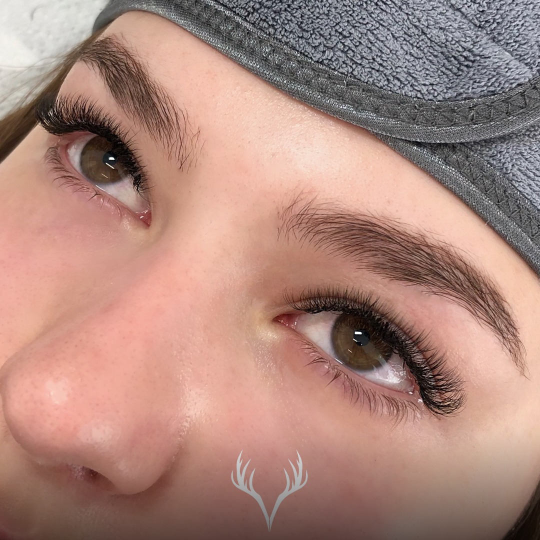 ✨ Wimpernverlängerung & Pflege – warum Wimpernshampoo unverzichtbar ist ✨
Schöne Wimpern beginnen nicht nur bei der Technik – sie bleiben nur schön, wenn sie richtig gepflegt werden.
Eines der wichtigsten Pflegeprodukte bei einer Wimpernverlängerung ist Wimpernshampoo.
🫧 Warum tägliche Reinigung so wichtig ist:
Auf den Wimpern sammeln sich täglich Talg, Staub, Hautschüppchen, Make-up-Reste und Umweltpartikel.
Bleiben diese Rückstände auf den Wimpern, kann das:
– die Haltbarkeit der Extensions deutlich verkürzen
– zu verklebten Wimpern führen
– Irritationen, Juckreiz oder Entzündungen begünstigen
🧼 Was Wimpernshampoo richtig macht:
✔️ reinigt sanft, aber gründlich
✔️ entfernt Talg & Rückstände an der Wimpernbasis
✔️ unterstützt eine saubere Klebestelle
✔️ sorgt für längere Haltbarkeit & schöneren Look
❌ Was du vermeiden solltest:
– ölhaltige Reiniger
– Abschminktücher
– starkes Reiben oder Ziehen
– „Ich wasche sie lieber gar nicht“ (großer Pflege-Mythos!)
💡 So oft reinigen?
👉 1× täglich, bei sportlicher Aktivität oder viel Make-up auch öfter.
✨ Gepflegte Wimpern halten nicht nur länger – sie sehen auch luftiger, sauberer und gleichmäßiger aus.
📞 Termine & Pflegeprodukte telefonisch oder über unser Online-Buchungstool
📍 Beauty Bar Baden